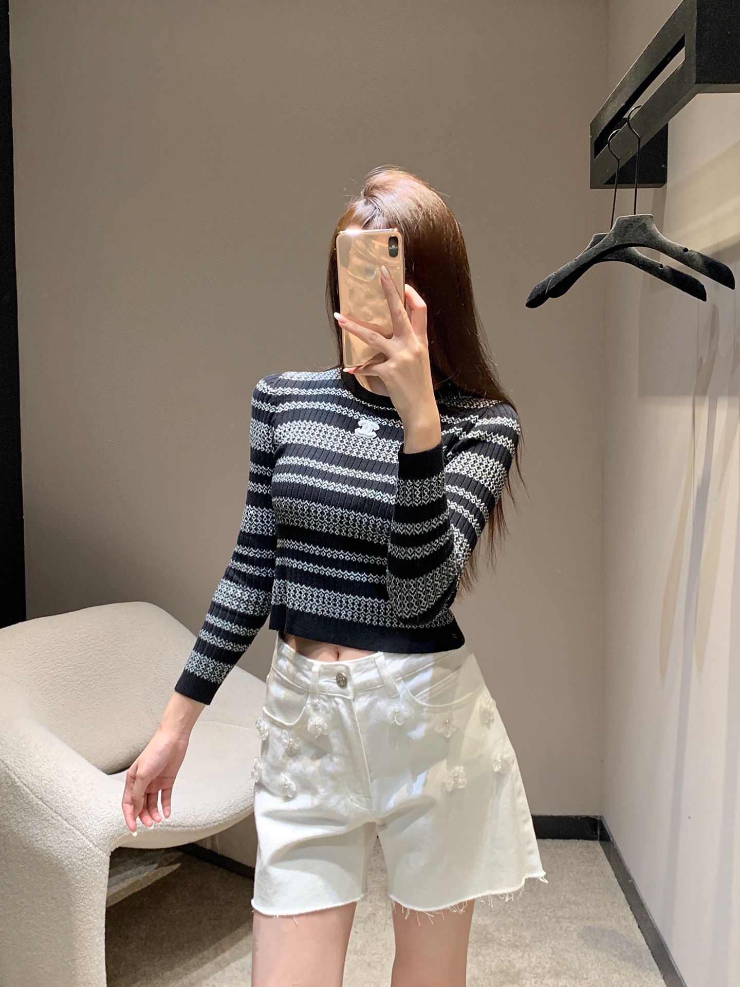 NO:486789,Chane* 25Fw early autumn new model micro-label striped sweater丨Exclusive high-end production!  Striped design is classic and durable, the fabric is soft and skin-friendly, the short style is super proportional, and it is casual and fashionable when paired with jeans. It is suitable for daily travel or dates. I love to live this simple and scheming outfit. S/M/L, chanel, jeans, alexander wang19860909Chane* 25Fw早秋新款 微标条纹针织衫丨独家高版出品！条纹设计经典又耐看,面料柔软亲肤,短款版型超显比例,搭配牛仔裤,休闲又时髦,日常出街或者约会都很合适,一整个爱住这种简约又有小心机的穿搭现货发售S/M/L,,chanel,jeans,alexander wang,Women's clothing