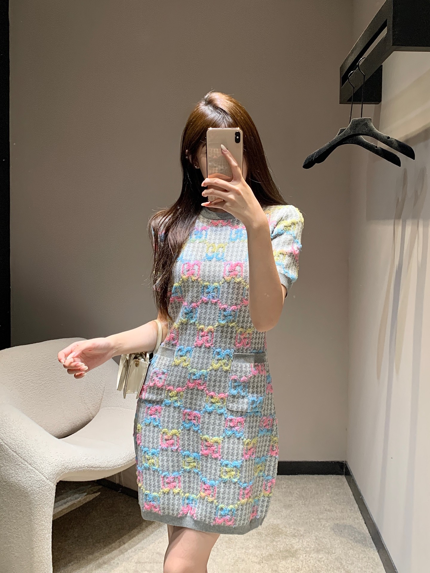 NO:488058,Gucc* 25Fw early autumn new style color letter jacquard short-sleeved knitted skirt丨Exclusive high-end production!  This knitted skirt is so exciting to the girl's heart~ On the soft background, the color patterns are staggered, like wearing a dream palette on your body. The knitted texture is delicate and comfortable. The cut fits the body, elegant and reveals the figure. Whether it is a date or a street, it can easily become the focus. It is a must-have for sweet girls to go out in stock. S/M/L, gucci, skirts, T-shirt, alexander wang19860909Gucc* 25Fw早秋新款 彩色字母提花短袖针织裙丨独家高版出品！这款针织裙太戳少女心啦～柔和底色上,彩色图案错落有致,像把梦幻调色盘穿在身上,针织质感细腻又舒适.剪裁贴合身形,优雅又显身材,不管是约会还是出街,都能轻松成为焦点,妥妥的甜妹出街必备款现货发售S/M/L,,gucci,skirts,T-shirt,alexander wang,Women's clothing