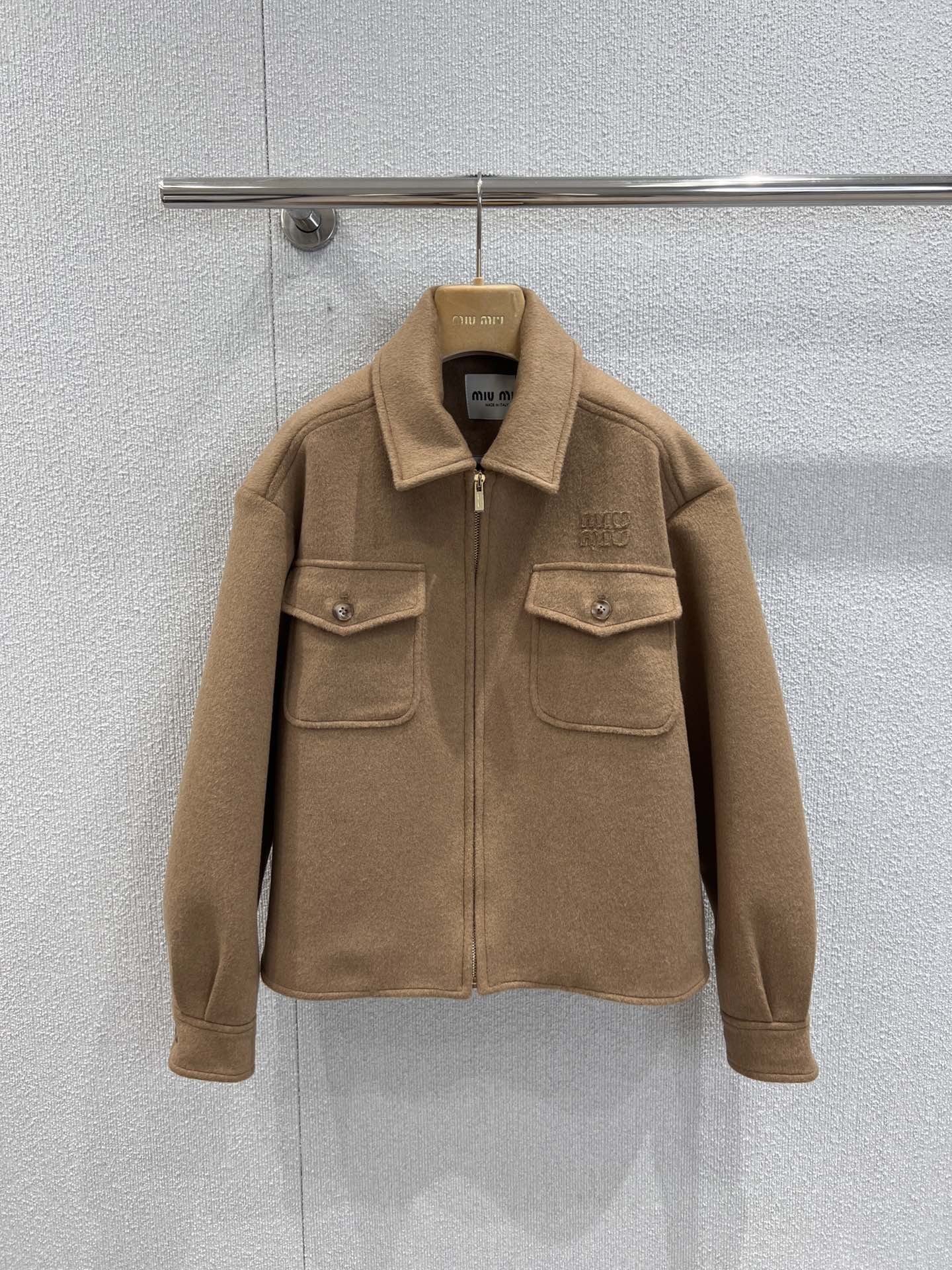 NO:488064,Support replacement Miumi* 25Fw early autumn new style, patch embroidered lapel zipper short jacket jacket | Exclusive yb development!  High-end production!  Classic camel color has a high-end feel, the lapel design is neat and elegant, the workwear and wind pockets add a casual style, and the exquisite decoration embellishes the collar. The details are full of matching with a plaid skirt, instantly turning into a sweet and cool girl. Whether it is a daily street or a date, it can easily become the focus. It is a must-have item for fashion darlings~ S/M/L real-life details pictures on sale in stock, miumiu, skirts, jackets & coats, jackets & coats, alexander wang19860909支持换款 Miumi* 25Fw早秋新款 贴布绣翻领拉链短款夹克外套丨独家yb开发！高版出品！经典驼色自带高级感,翻领设计利落大方,工装风口袋增添随性格调,还有精致小装饰点缀领口,细节感拉满搭配格纹百褶裙,瞬间化身甜酷少女,不管是日常出街还是约会,都能轻松成为焦点,妥妥的时尚宠儿必备单品～现货发售S/M/L实拍细节图,,miumiu,skirts,jackets & coats,jackets & coats,alexander wang,Women's clothing