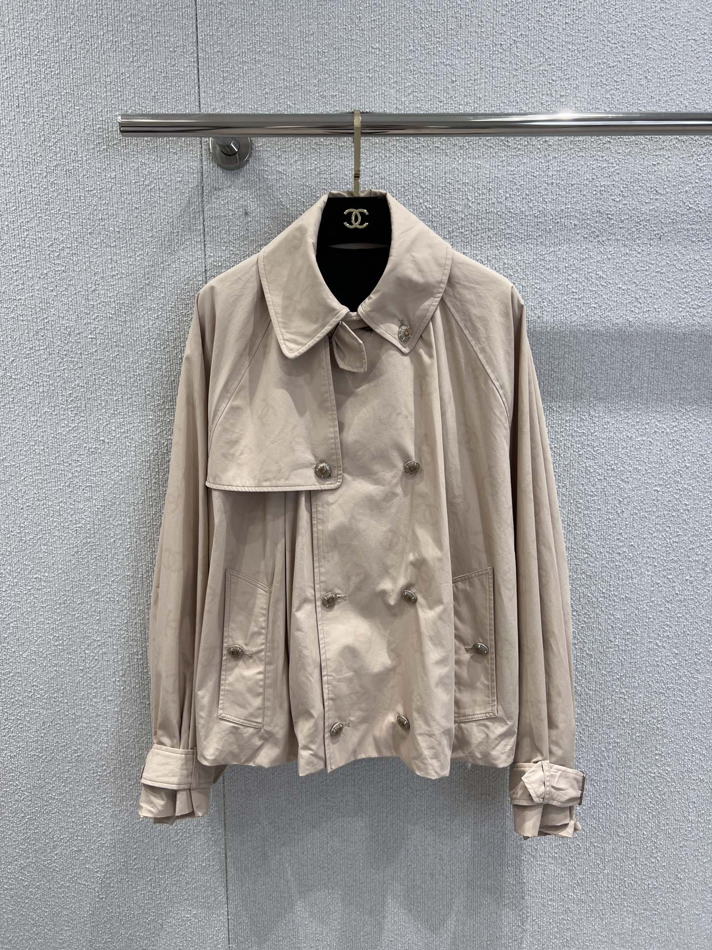 NO:488020,Support for replacement Chane* 25B high-end handicraft workshop series new style, dark pattern lifting logo short windbreaker丨Exclusive yb development!  High-end production!  A looming low-key luxury and high-end feel, developed customized silk cotton fabric!  The double C pattern presented when you touch the water is fun and fun. The large A-shaped version with a shoulder is versatile and not picky. The hem of the puffy pleated buds is beautiful!  Elegant and casual high-end temperament!  Camellia jacquard lining, perfect workmanship quality and details are in place, S/M/L real photos of details, chanel, alexander wang19860909支持换款 Chane* 25B高级手工坊系列新款 暗纹提水logo短风衣丨独家yb开发！高版出品！若隐若现的低调奢华高级感,开发定制蚕丝棉面料！一碰到水就呈现出来的双C图案,好玩又有趣.落肩大A版形百搭不挑人,蓬蓬收褶花苞下摆设计上身美的不要不要的！优雅随性的高级气质！山茶花提花里衬,完美做工品质细节全面到位,现货发售S/M/L实拍细节图,,chanel,alexander wang,Women's clothing