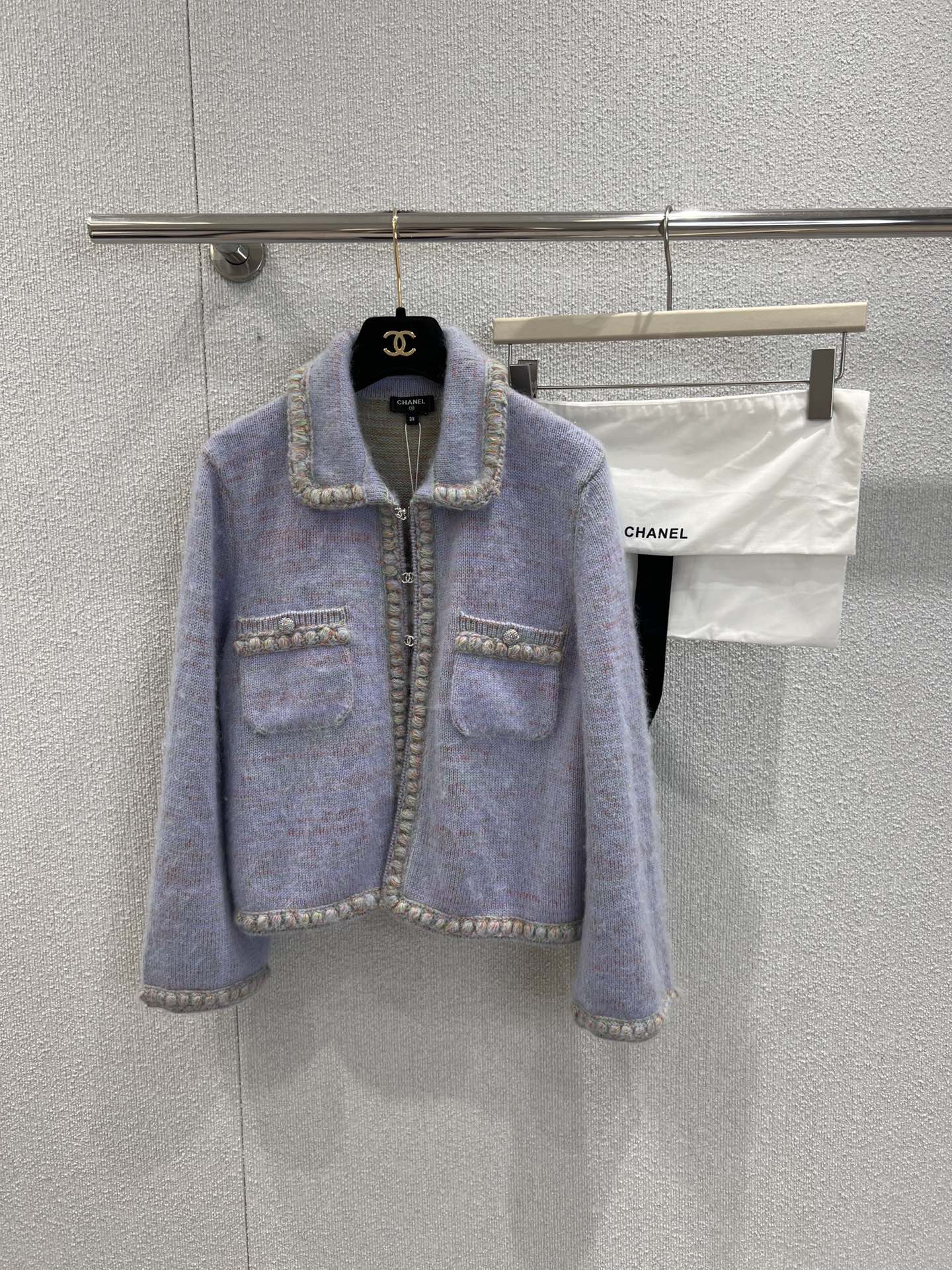 NO:488035,Support replacement Chane* 25B high-end handicraftshop series new style Taro pink purple cardigan jacket | Exclusive yb development!  High-end production!  Rhinestone double C hook buckle, a beautiful little fairy white and rich beauty artifact!  Custom-made knitted special yarn webbing lace is beautiful!  Pure handmade diamond edges shine with luxurious style, elegant lapel H small short version, huge slim upper body, and a sensational texture. Gentle and elegant girlish temperament is not picky!  S/M/L real photos, chanel, jackets & coats, alexander wang19860909支持换款 Chane* 25B高级手工坊系列新款 香芋粉紫色开衫外套丨独家yb开发！高版出品！水钻双C勾扣 绝美小仙女白富美神器！定制编织特种纱织带花边实物绝美！纯手工点钻包边闪耀奢华,气质翻领H小短款版型上身巨显瘦,奶呼呼的质感.温柔优雅少女风气质不挑人！现货发售S/M/L实拍细节图,,chanel,jackets & coats,alexander wang,Women's clothing