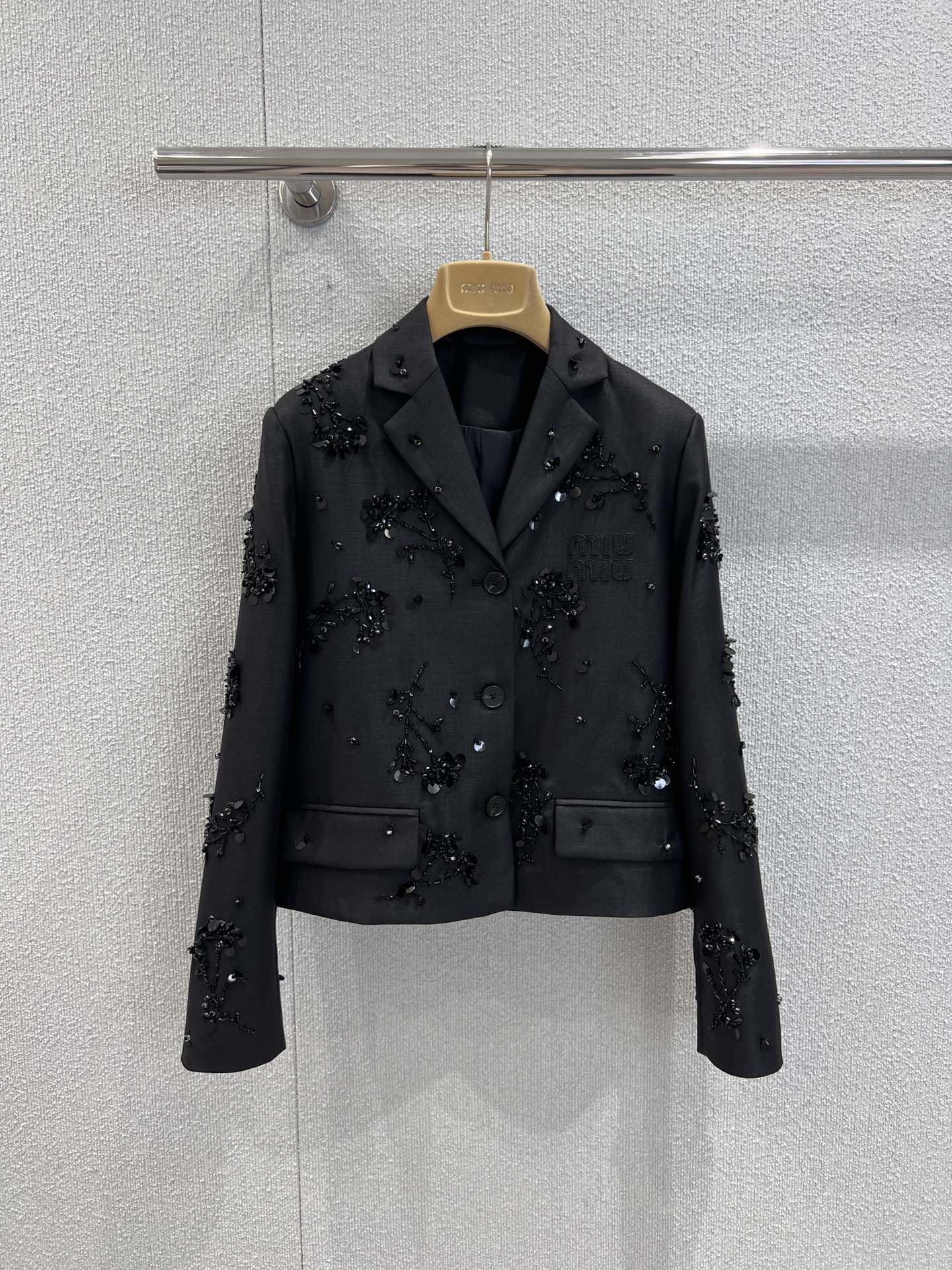 NO:488051,Support replacement Miumi* 25Fw early autumn new Holiday black hand-shining fixed bead embroidered short suit jacket | Exclusive yb development!  High-end production!  Each bead is imported with a high-quality handmade bead. It has a great texture and gloss!  From accessories to ready-to-wear, they are full of details. The silhouette design is versatile and not picky. The upper body is huge and slimming. The real details of S/M/L are on sale in stock, miumiu, jackets & coats, business suit, alexander wang19860909支持换款 Miumi* 25Fw早秋新款 Holiday黑色手工闪耀定珠刺绣短款西装小外套丨独家yb开发！高版出品！高定手工钉珠每个钉珠都是进口 质感跟光泽度都超级棒！从辅料到成衣都是细节满满.廓型设计百搭不挑人 上身还巨巨巨显瘦 现货发售S/M/L实拍细节图,,miumiu,jackets & coats,business suit,alexander wang,Women's clothing