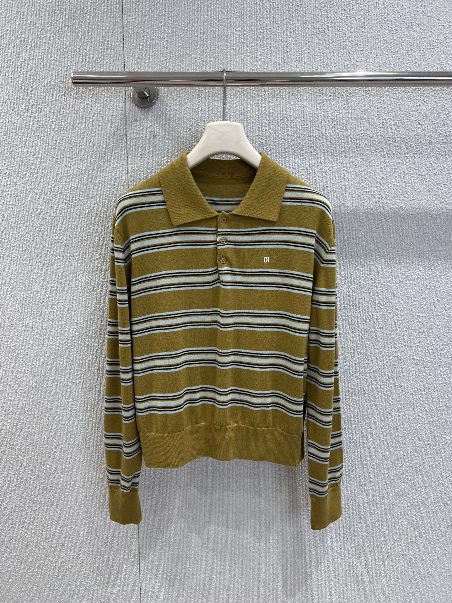 NO:488022,Support replacement Grvrgr*ve 25Fw early autumn new style Henry collar polo contrasting retro striped sweater丨Exclusive high-end production!  Song Zhiya's same style, with retro yellow and green as the main color, paired with fresh stripes, creating a unique vitality. The classic lapel design adds a neat feeling and exquisite embellishment of button elements. The knitted fabric is soft and skin-friendly, suitable for a variety of occasions, and easily creates a style that combines retro and fashionable, injects a lively atmosphere into the overall shape. S/M/L real-life details pictures, alexander wang19860909支持换款 Grvrgr*ve 25Fw早秋新款 亨利领polo撞色复古条纹针织衫丨独家高版出品！宋智雅同款,以复古黄绿为主色调,搭配清新条纹,碰撞出别样活力.经典翻领设计,增添利落感,纽扣元素精致点缀.针织面料柔软亲肤,适配多种场合,轻松打造出兼具复古与时尚的穿搭风格,为整体造型注入灵动气息.现货发售S/M/L实拍细节图,,alexander wang,Women's clothing