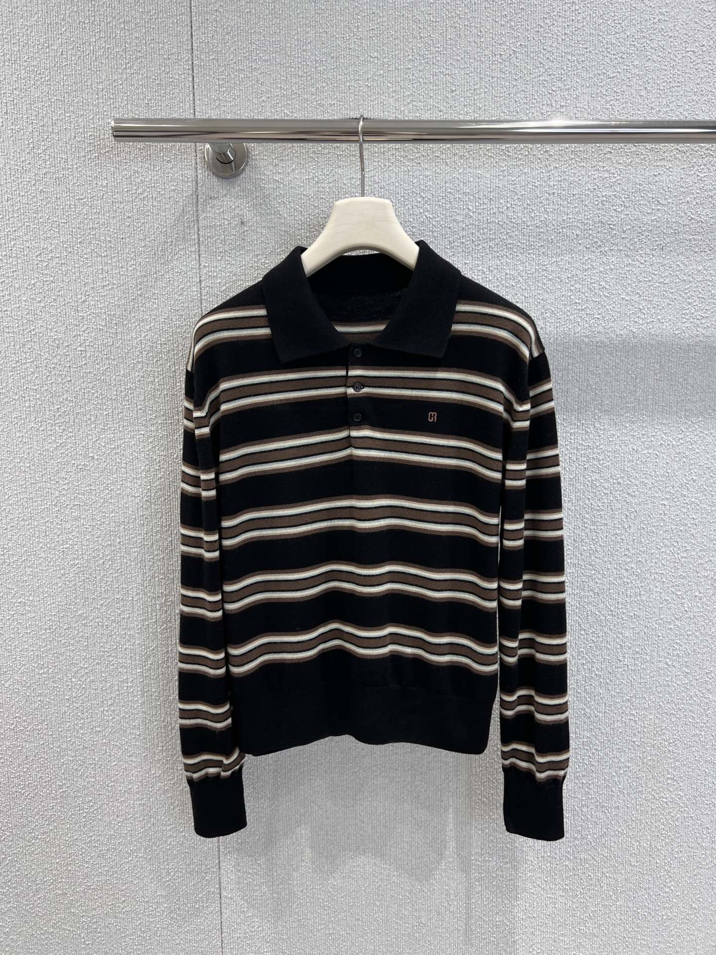 NO:488038,Support replacement Grvrgr*ve 25Fw early autumn new style Henry collar polo contrasting retro striped sweater丨Exclusive high-end production!  Song Zhiya's same style, with retro yellow and green as the main color, paired with fresh stripes, creating a unique vitality. The classic lapel design adds a neat feeling and exquisite embellishment of button elements. The knitted fabric is soft and skin-friendly, suitable for a variety of occasions, and easily creates a style that combines retro and fashionable, injects a lively atmosphere into the overall shape. S/M/L real-life details pictures, alexander wang19860909支持换款 Grvrgr*ve 25Fw早秋新款 亨利领polo撞色复古条纹针织衫丨独家高版出品！宋智雅同款,以复古黄绿为主色调,搭配清新条纹,碰撞出别样活力.经典翻领设计,增添利落感,纽扣元素精致点缀.针织面料柔软亲肤,适配多种场合,轻松打造出兼具复古与时尚的穿搭风格,为整体造型注入灵动气息.现货发售S/M/L实拍细节图,,alexander wang,Women's clothing