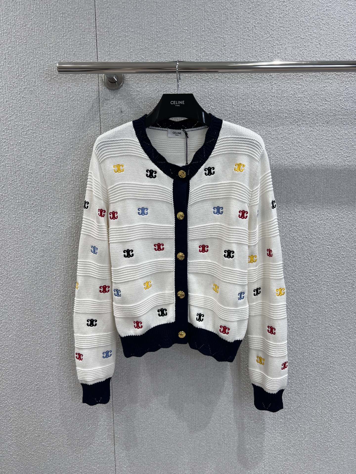 NO:488143,Support for replacement Celin* 25Fw early autumn new style, colorful embroidered Arc de Triomphe logo knitted cardigan丨Exclusive high-end production!  Embroidery is lively and eye-catching; dark blue contrasting collar, cuffs and plackets are full of retro feel, and the gold round button embellishments make the more exquisite and luxurious. The horizontal pinstripe knitted texture is delicate and layered, the short style is neat and long, and the jeans are casual French style. When paired with a skirt, it turns sweet and cool girl in seconds. Weld the retro and fun and high-end texture to the body with one click~ S/M/L real-life details pictures are available in stock, celine, skirts, jeans, alexander wang19860909支持换款 Celin* 25Fw早秋新款 彩色刺绣凯旋门logo针织开衫丨独家高版出品！刺绣活泼又吸睛；深蓝撞色领口、袖口与门襟复古感拉满,金色圆扣点缀更显精致奢华.横向细条纹针织肌理细腻有层次,短款版型利落显腿长,搭牛仔裤是随性法式风,配半裙秒变甜飒少女,把复古玩趣与高级质感一键焊在身上～现货发售S/M/L实拍细节图,,celine,skirts,jeans,alexander wang,Women's clothing