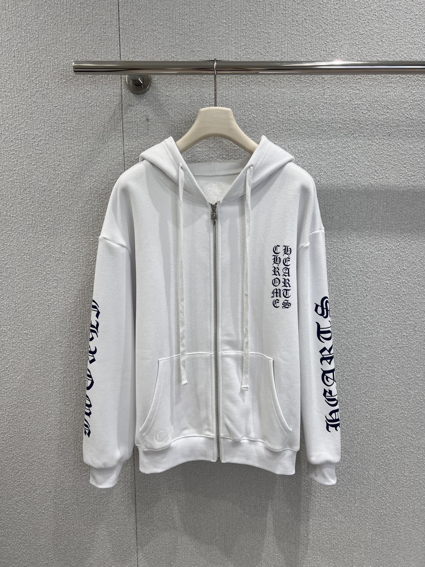 NO:488124,Support replacement Chromeh*arts 25Fw early autumn new style Sanskrit printed zipper hooded sweatshirt jacket | Exclusive high-end production!  Classic white main tone, simple and versatile. The iconic Sanskrit pattern on the arms has the unique dark and luxurious feeling of the brand, exquisite and eye-catching. The zipper design is easy to put on and off, the hooded style adds a casual and sexy look, and the loose style is very friendly to all body shapes. Whether it is a sweet and cool style with skirts or a casual and cool trousers, you can easily hold it. You can wear it in various scenes such as the beach, and it is also very good to make a picture~ S/M/L real-life detailed pictures are available on the spot, chrome hearts, hoodie, sweatshirts, skirts, jackets & coats, hats, alexander wang19860909支持换款 Chromeh*arts 25Fw早秋新款 梵文印花拉链连帽卫衣外套丨独家高版出品！经典白色主调,简约又百搭.手臂处标志性的梵文图案,带着品牌独有的暗黑奢华感,精致又吸睛.拉链设计方便穿脱,连帽款式增添随性感,宽松版型对各种身形都很友好,无论是搭配裙装打造甜酷风,还是配裤装走休闲潮酷路线,都能轻松hold住,在海边等各种场景穿,也很出片～现货发售S/M/L实拍细节图,,chrome hearts,hoodie,sweatshirts,skirts,jackets & coats,hats,alexander wang,Women's clothing