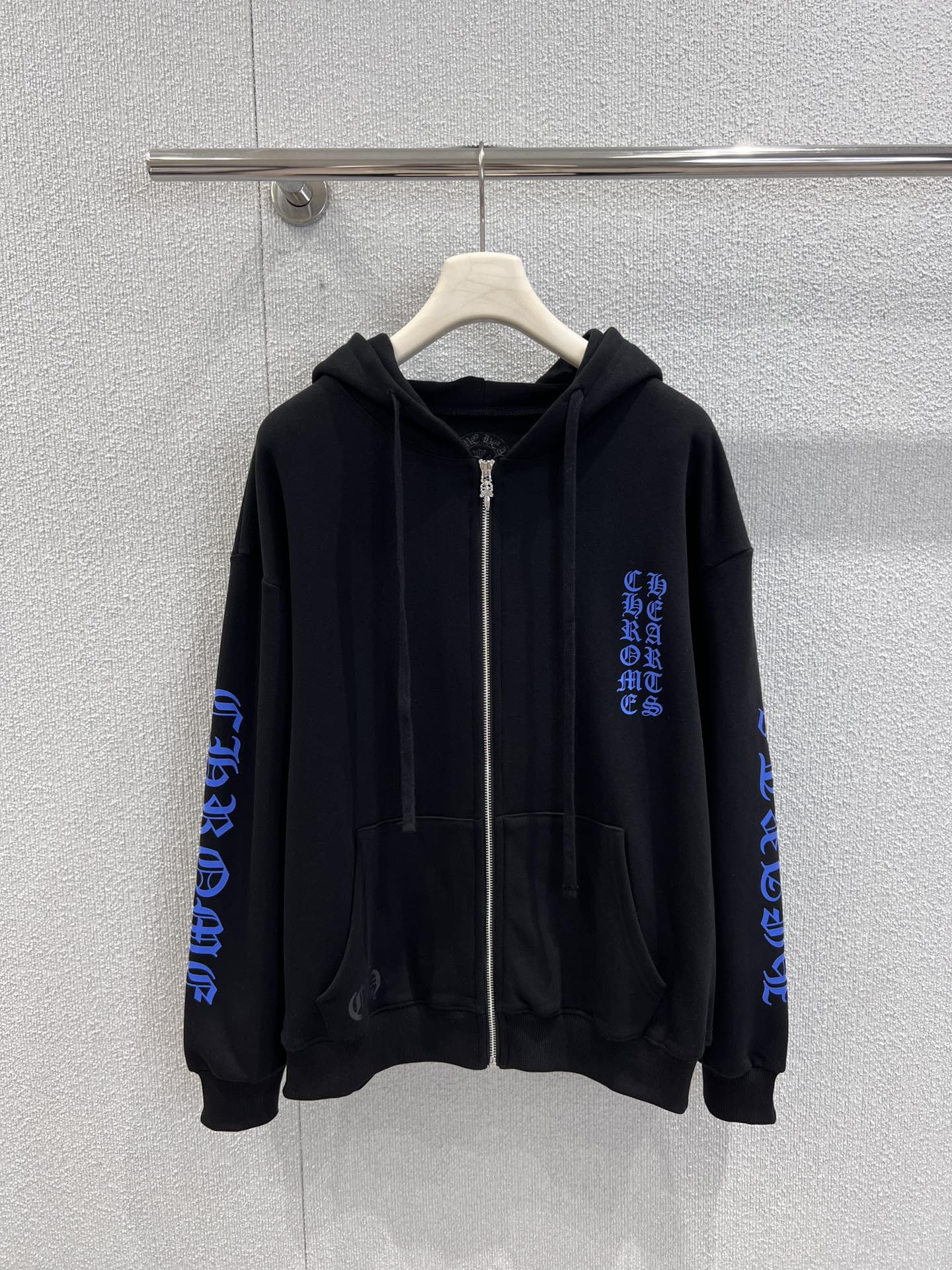 NO:488135,Support replacement Chromeh*arts 25Fw early autumn new style Sanskrit printed zipper hooded sweatshirt jacket | Exclusive high-end production!  Classic white main tone, simple and versatile. The iconic Sanskrit pattern on the arms has the unique dark and luxurious feeling of the brand, exquisite and eye-catching. The zipper design is easy to put on and off, the hooded style adds a casual and sexy look, and the loose style is very friendly to all body shapes. Whether it is a sweet and cool style with skirts or a casual and cool trousers, you can easily hold it. You can wear it in various scenes such as the beach, and it is also very good to make a picture~ S/M/L real-life detailed pictures are available on the spot, chrome hearts, hoodie, sweatshirts, skirts, jackets & coats, hats, alexander wang19860909支持换款 Chromeh*arts 25Fw早秋新款 梵文印花拉链连帽卫衣外套丨独家高版出品！经典白色主调,简约又百搭.手臂处标志性的梵文图案,带着品牌独有的暗黑奢华感,精致又吸睛.拉链设计方便穿脱,连帽款式增添随性感,宽松版型对各种身形都很友好,无论是搭配裙装打造甜酷风,还是配裤装走休闲潮酷路线,都能轻松hold住,在海边等各种场景穿,也很出片～现货发售S/M/L实拍细节图,,chrome hearts,hoodie,sweatshirts,skirts,jackets & coats,hats,alexander wang,Women's clothing