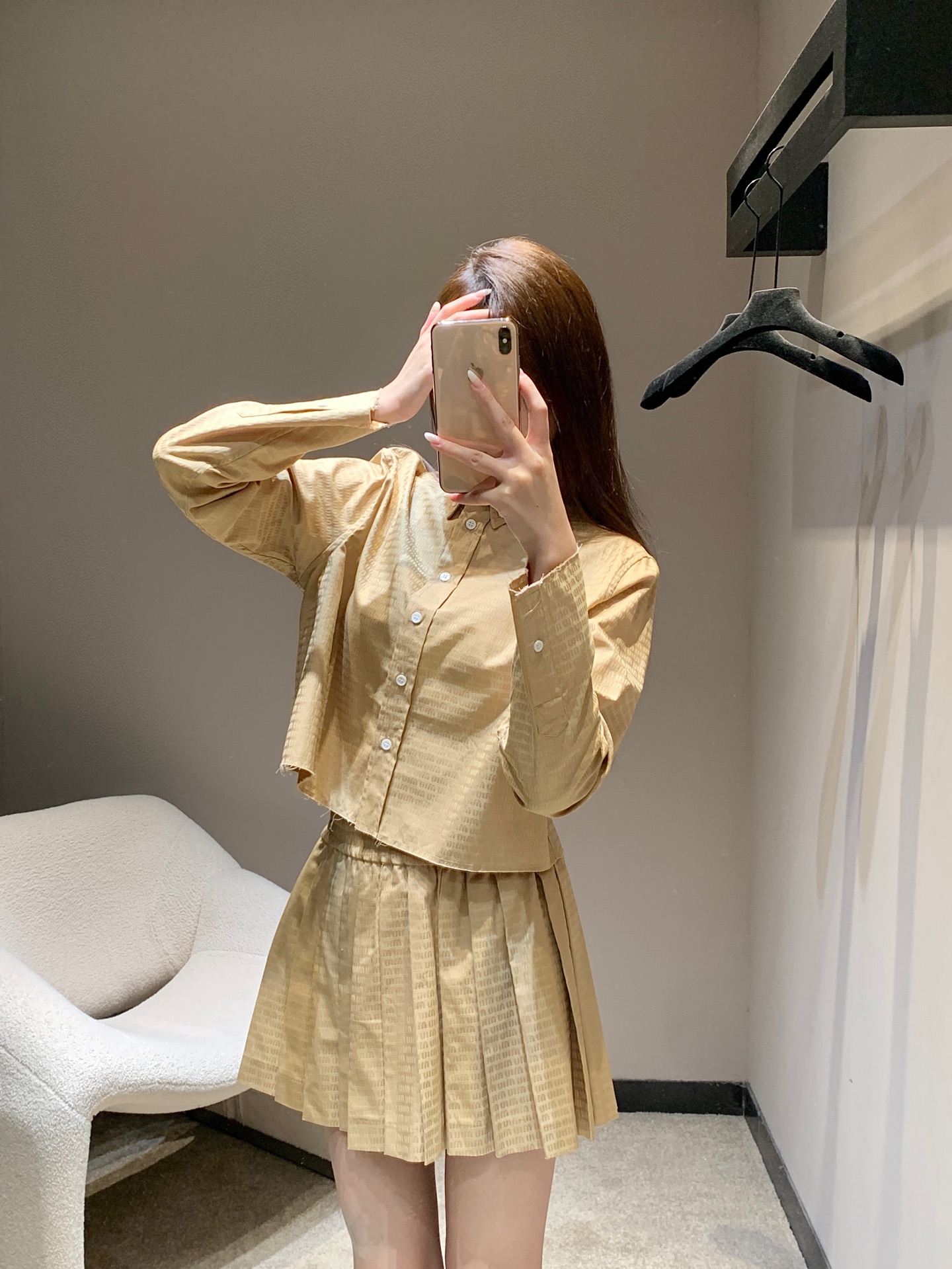 NO:488117,Shirt Skirt Miumi* 25Fw early autumn new style dark pattern logo jacquard shirt + pleated short skirt suit 丨Exclusive high-end production!  The top is a simple and delicate shirt style. The soft tones show temperament, and the neat tailoring fits the body, showing elegance. The bottom is a flexible pleated short skirt, with pleats swaying when walking. The whole set of matching not only retains Miumiu's usual sweet and cool style, but also can easily adapt to daily outings or dates. It seems that it has a youthful and energetic buff~S/M/L on sale in stock, Miumiu, skirts, shirts, alexander wang19860909衬衫 半裙 Miumi* 25Fw早秋新款 暗纹logo提花衬衫+百褶短裙套装丨独家高版出品！上衣是简约又带点精致感的衬衫款,柔和的色调很显气质,利落的剪裁贴合身形,尽显优雅.下装是灵动的百褶短裙,走动间褶子摇曳生姿,整套搭配既保留了Miumiu一贯的甜酷风格,又能轻松适配日常出街或约会等场合,穿上身仿佛自带青春活力buff～现货发售S/M/L,,miumiu,skirts,shirts,alexander wang,Women's clothing