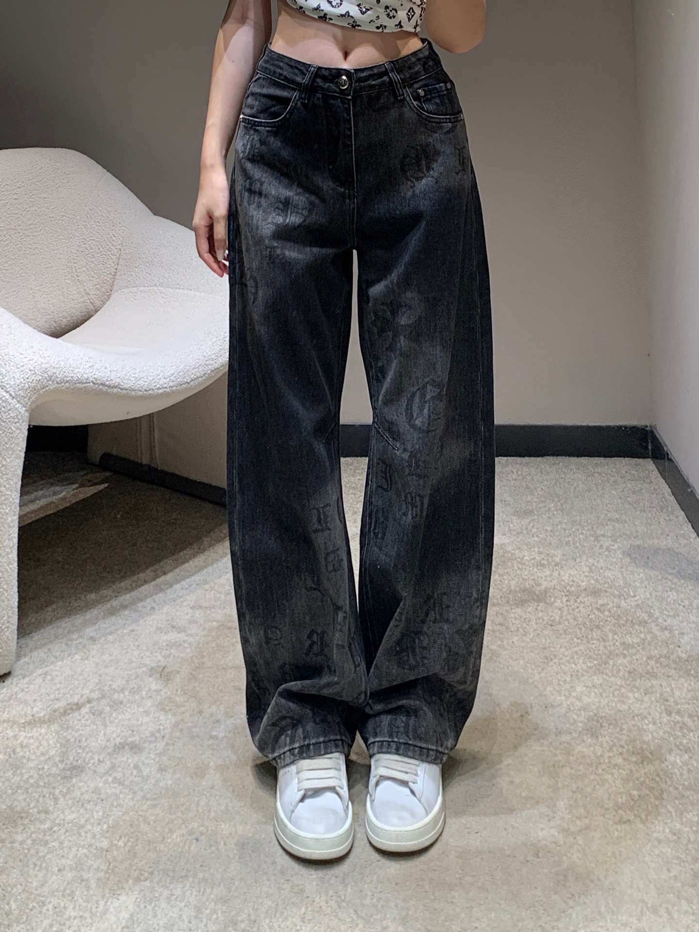 NO:488125,Chorme heart* 25Fw early autumn new style, retro gradient letter washing jeans trousers | Exclusive high-end production!  The blue model is washed and used for old denim, with iconic Gothic Sanskrit and crossbows printed on it, retro and touching; the black model presents the same print with gray and black gradient, which is cool and mysterious. The high-waisted wide-legged style easily modifies the leg shape, and the style is super casual when walking. Whether it is paired with a simple T-shirt to create a street style or a niche top to take a personalized route, it can instantly improve the recognition of the style, and it is a 'battle robe' that goes out on the street~ it is simply a weapon for trendy people to attract attention!  S/M/L, tees, t-shirt, alexander wang19860909Chorme heart* 25Fw早秋新款 复古渐变字母水洗牛仔长裤丨独家高版出品！蓝色款采用水洗做旧牛仔布,满印标志性哥特梵文与十字花,复古又带感；黑色款以灰黑渐变呈现同款印花,酷飒中透着神秘.高腰阔腿版型,轻松修饰腿型,走路带风超显随性.不管是搭配简约T恤打造街头风,还是配小众上衣走个性路线,都能瞬间提升造型辨识度,妥妥的出街“战袍”～简直是潮人吸睛利器！现货发售S/M/L,,tees，t-shirt,alexander wang,Women's clothing