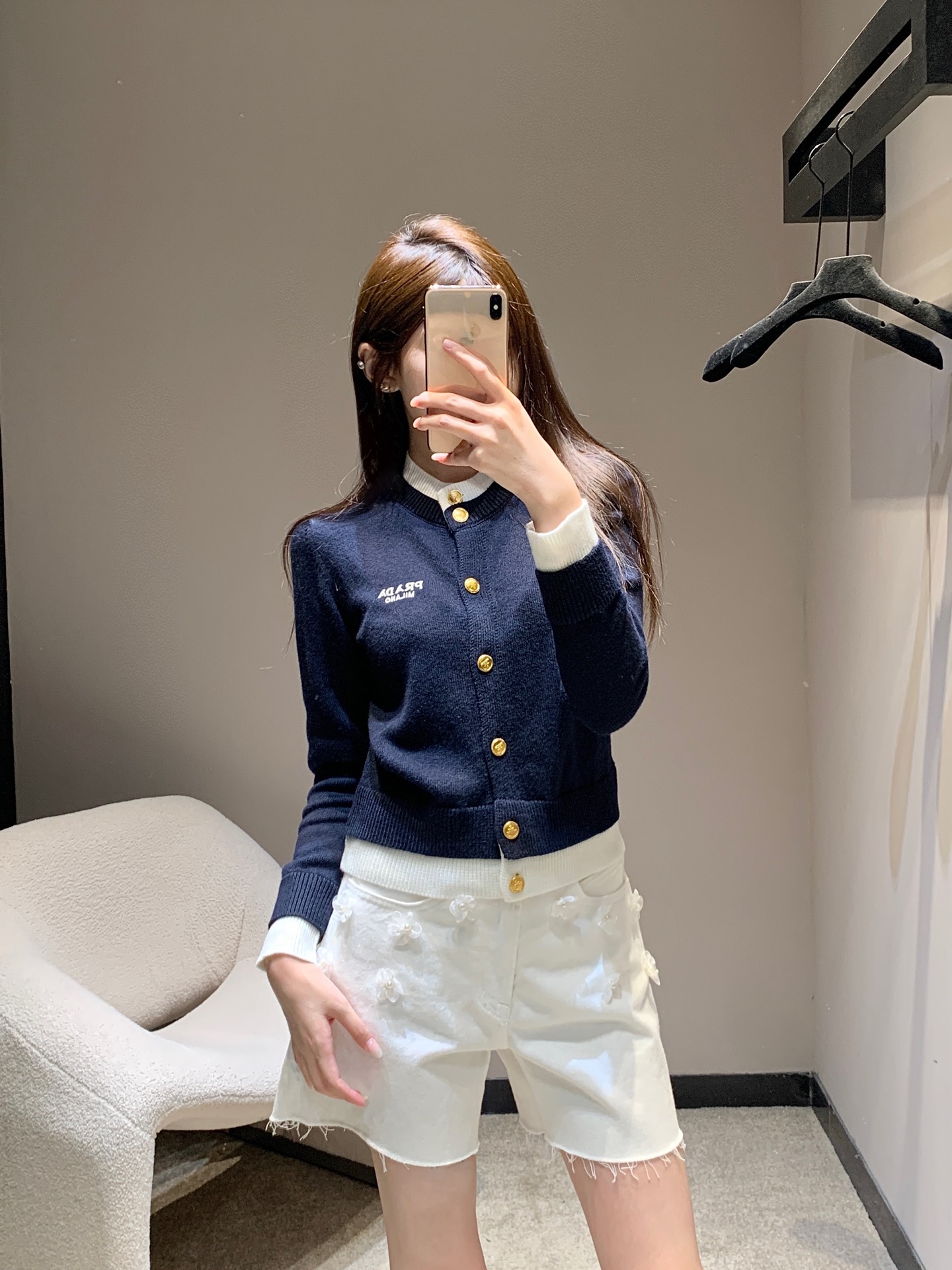 NO:488097,Prad* 25Fw early autumn new style, letter embroidered single row gold button fake two-piece knitted cardigan丨Exclusive high-end production!  Light gray is the main color, paired with fresh blue edges, and the colors collide to create an elegant style. The exquisite golden buttons are the finishing touch, showing the luxury texture of the brand. The knitted fabric is soft and skin-friendly, fits the body without losing comfort. The classic cardigan style is very convenient for daily wear. Whether it is inner or single wear, it can easily create a high-end style. It is suitable for a variety of occasions to add elegance and fashion to the outfit~S/M/L, prada, alexander wang19860909Prad* 25Fw早秋新款 字母刺绣单排金扣假两件针织开衫丨独家高版出品！以浅灰为主色调,搭配清新蓝边,色彩碰撞出雅致格调.精致的金色纽扣,是点睛之笔,尽显品牌奢华质感.针织面料柔软亲肤,贴合身形又不失舒适.经典的开衫版型,日常穿脱超方便,无论是内搭还是单穿,都能轻松打造出高级感满满的造型,适配多种场合,为穿搭增添优雅与时尚气息～现货发售S/M/L,,prada,alexander wang,Women's clothing