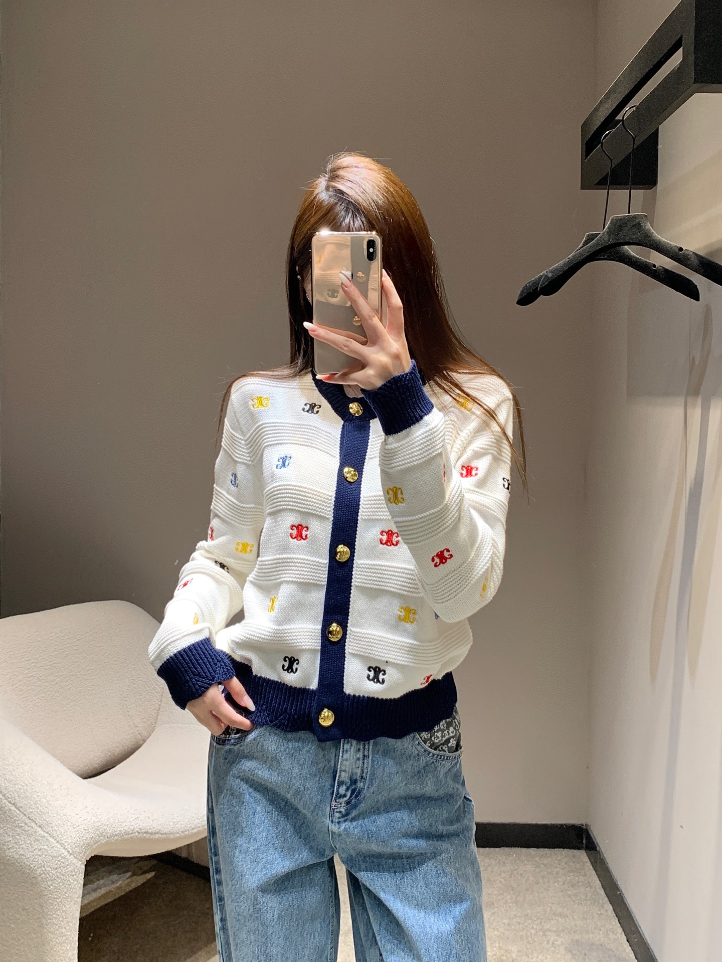 NO:488147,Celin* 25Fw early autumn new style, colorful embroidered Arc de Triomphe logo knitted cardigan丨Exclusive high-end production!  Embroidery is lively and eye-catching; dark blue contrasting collar, cuffs and plackets are full of retro feel, and the gold round button embellishments make the more exquisite and luxurious. The horizontal pinstripe knitted texture is delicate and layered, the short style is neat and long, and the jeans are casual French style. When paired with a skirt, it turns sweet and cool girl in seconds. Weld the retro and fun and high-end texture to the body with one click~ S/M/L, celine, skirts, jeans, alexander wang19860909Celin* 25Fw早秋新款 彩色刺绣凯旋门logo针织开衫丨独家高版出品！刺绣活泼又吸睛；深蓝撞色领口、袖口与门襟复古感拉满,金色圆扣点缀更显精致奢华.横向细条纹针织肌理细腻有层次,短款版型利落显腿长,搭牛仔裤是随性法式风,配半裙秒变甜飒少女,把复古玩趣与高级质感一键焊在身上～现货发售S/M/L,,celine,skirts,jeans,alexander wang,Women's clothing