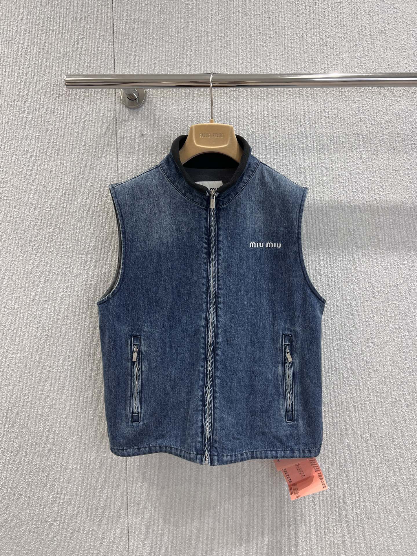 NO:489249,Support replacement Miumi* 25Fw autumn and winter new style denim plus velvet vest丨Exclusive yb development!  High-end production!  Retro denim denim fabric This loose jacket has been processed to enhance the dark blue and soft structure, highlighting the contrasting exquisite material details. The overall design is simple and versatile. The lining is added with fleece. The overall warmth is improved, which has elastic ropes on the hem. It can adjust the overall style and is a little looser. Don’t miss it. This simple and easy-to-fit vest is not to miss!  S/M/L real photos, miumiu, jackets & coats, alexander wang19860909支持换款 Miumi* 25Fw秋冬新款 牛仔加绒马甲丨独家yb开发！高版出品！复古丹宁牛仔面料 这款宽松夹克经过处理,增强了深蓝色和柔软结构,突显出对比鲜明的精致材质细节.整体设计简单百搭 内衬添加了摇粒绒材质整体保暖性有所提升下摆有松紧绳 能调节整体版型稍微宽松一点这么简单好搭的马甲可不要错过喽！现货发售S/M/L实拍细节图,,miumiu,jackets & coats,alexander wang,Women's clothing