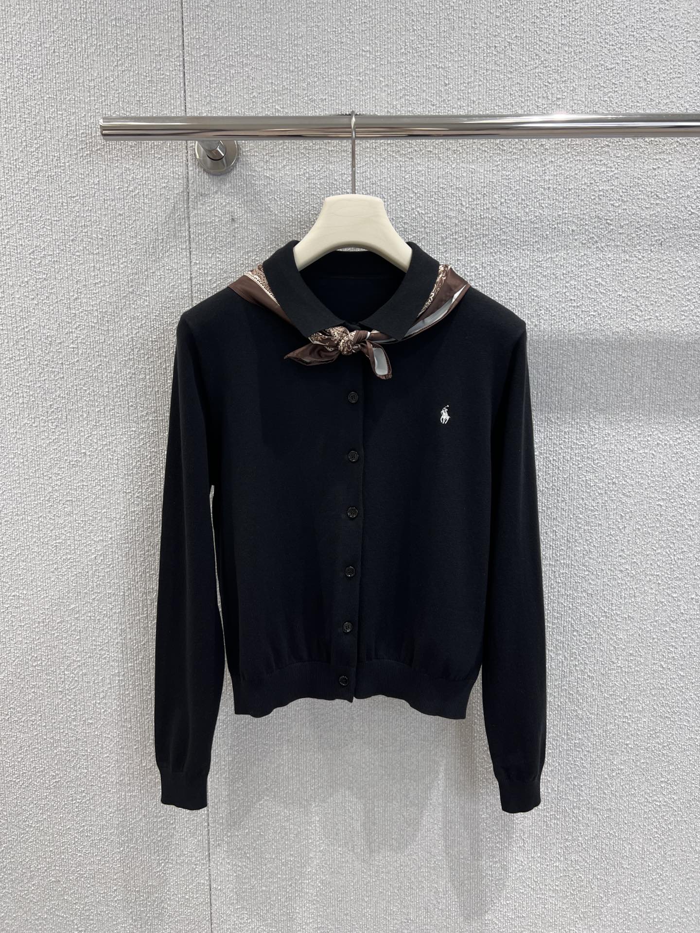 NO:489244,Support replacement Ralph Laur*n 25Fw autumn and winter new style Pony embroidered scarf knitted cardigan丨Exclusive high-end production!  The knitted cardigan blessed by scarves and pony embroidery is so stylish ~ the classic knitted fabric is soft and skin-friendly, and the cardigan is neat and easy to match. The patterned scarf on the neckline instantly adds a retro and elegant feeling. The exquisite pony embroidery on the chest is the finishing touch, and the details show the quality. It is matched with the same color bottom, simple and high-end, and it can easily create a casual and fashionable all-white outfit, which is suitable for daily going out or commuting ~ S/M/L real-life details pictures, loro piano, alexander wang19860909支持换款 Ralph Laur*n 25Fw秋冬新款 小马刺绣丝巾针织开衫丨独家高版出品！丝巾与小马刺绣加持的针织开衫,太有腔调啦～经典针织面料柔软亲肤,开衫版型利落又好搭.领口系上带花纹的丝巾,瞬间增添复古优雅感,胸前精致小马刺绣更是点睛之笔,细节处尽显品质.搭配同色系下装,简约又高级,轻松打造出随性又时髦的全白穿搭,日常出街或通勤都很合适～现货发售S/M/L实拍细节图,,loro piana,alexander wang,Women's clothing