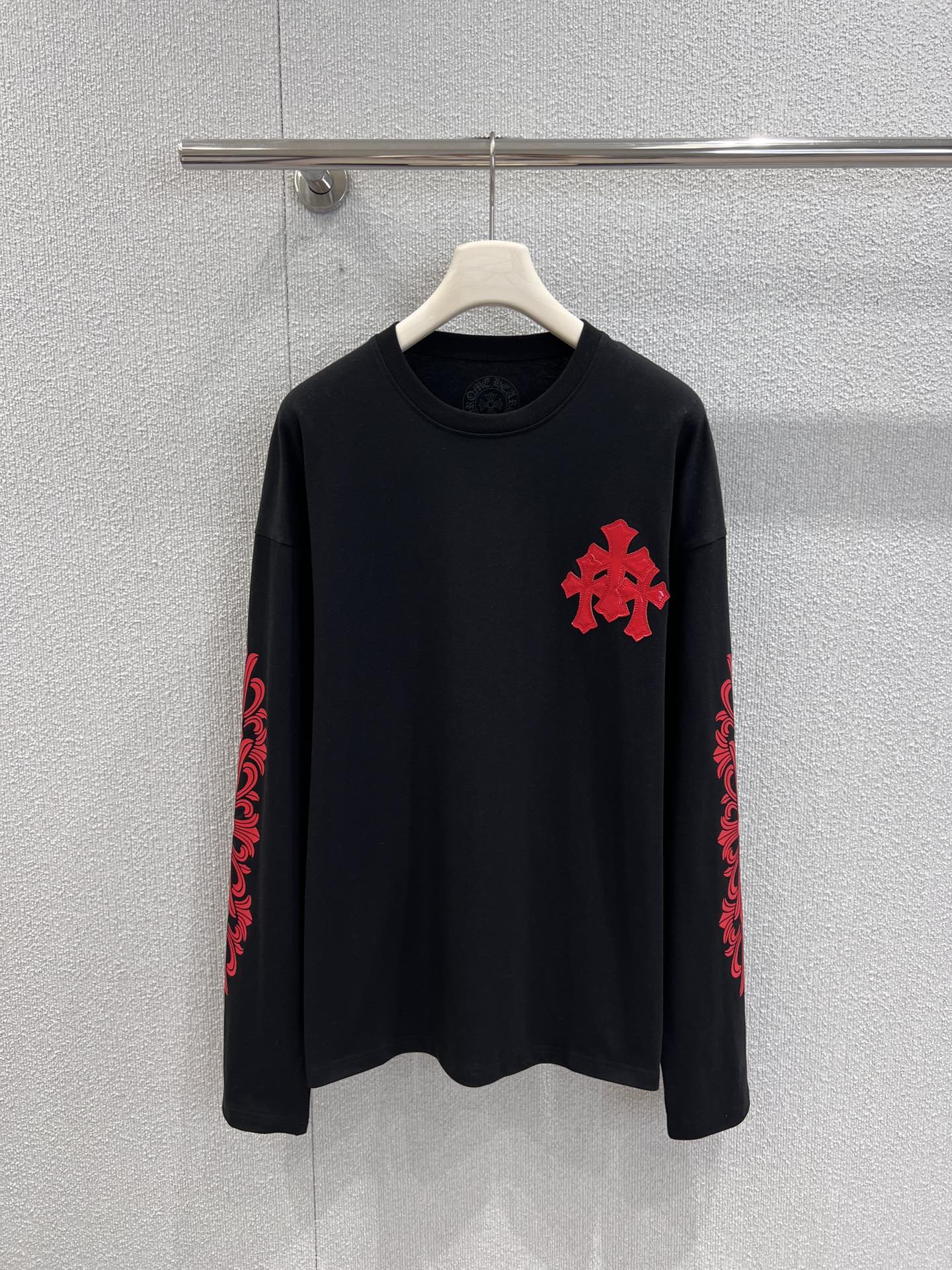 NO:491133,Support for replacement Chorme heart* 25Fw early autumn new style red patent leather cross round neck long sleeve T-shirt丨Exclusive high-end production!  Prints are distributed on the chest and sleeves, exquisite and eye-catching, injecting personality and vitality into the overall shape. The loose style is comfortable and not picky about the figure, and the long-sleeved design is suitable for wearing multiple scenes. Whether it is to create a casual and cool feeling alone or add layers to the inner wear, you can easily hold it. It is a fashionable partner for daily street outings and casual parties~ S/M/L real-life details pictures, tees, t-shirt, alexander wang19860909支持换款 Chorme heart* 25Fw早秋新款 红漆皮十字架圆领长袖T恤丨独家高版出品！印花分布于胸前与衣袖,精致又吸睛,为整体造型注入个性与活力.宽松的版型,舒适不挑身材,长袖设计适配多场景穿着.无论是单穿打造随性酷感,还是内搭增添层次,都能轻松hold住,是日常出街、休闲聚会的时尚好拍档~现货发售S/M/L实拍细节图,,tees，t-shirt,alexander wang,Women's clothing