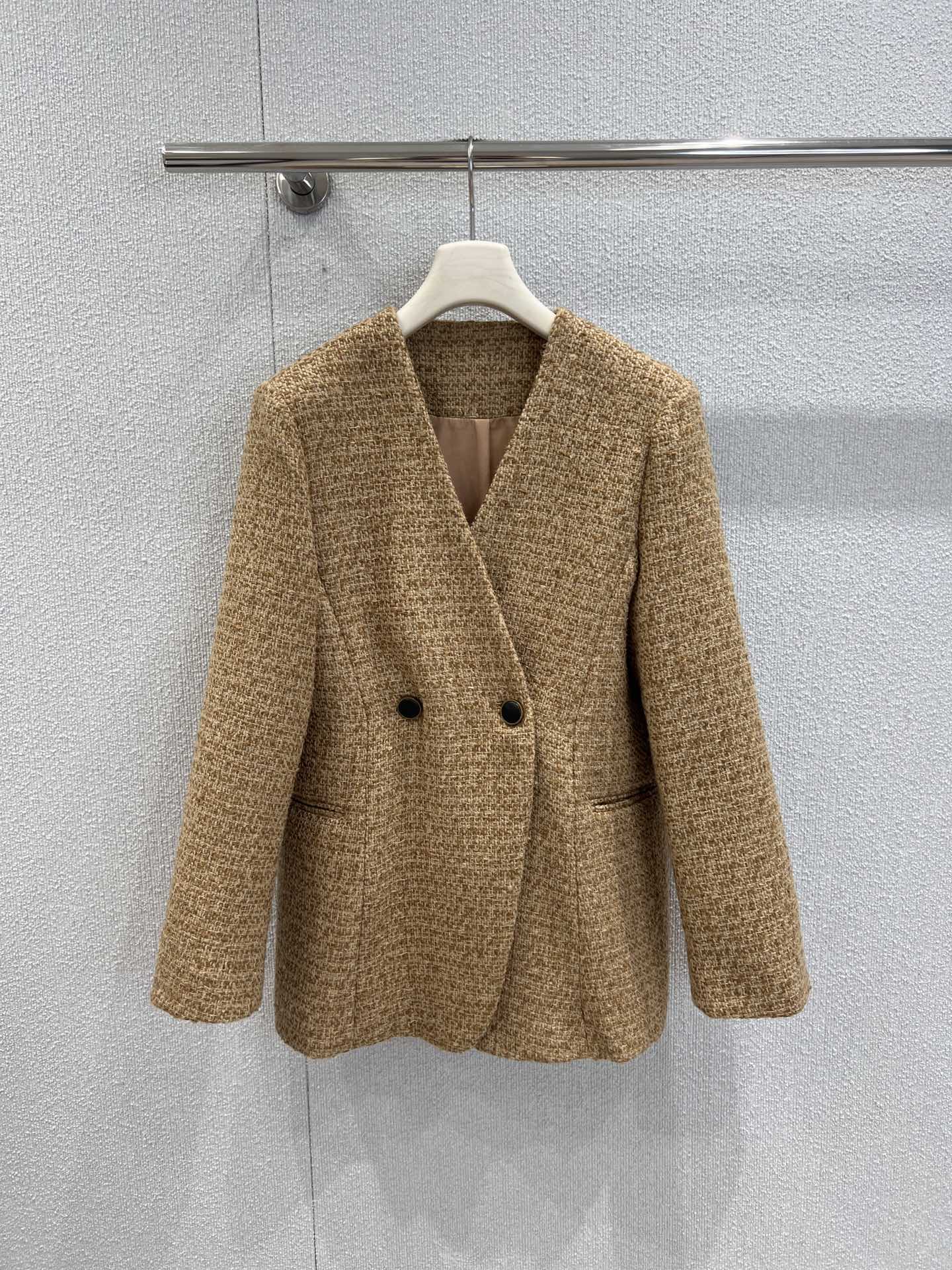 NO:489232,Support replacement, saint lauret*25Fw autumn and winter new product, V-neck two-pin wool temperament slimming jacket丨Exclusive high-end product!  The style is not picky at all, and the length is good. Visually, it comes with a unique style that divides the figure into gold. It is more fashionable than anyone wearing it. If the jacket is essential for autumn and winter, then this one is a must-have design for babies!  S/M/L real photos, saint laurent, jackets & coats, gold, alexander wang19860909支持换款 saint lauret*25Fw秋冬新品 V领两粒扣羊毛气质显瘦外套丨独家高版出品！版型完全不挑人穿 洽到好处的衣长 视觉上自带将身材分割成黄金比较谁穿都洋气的不行时髦精炸街必备款如果说外套是秋冬必不可少的 那这款就是千千万万里必入的设计款宝宝们冲呀！现货发售S/M/Ｌ实拍细节图,,saint laurent,jackets & coats,gold,alexander wang,Women's clothing