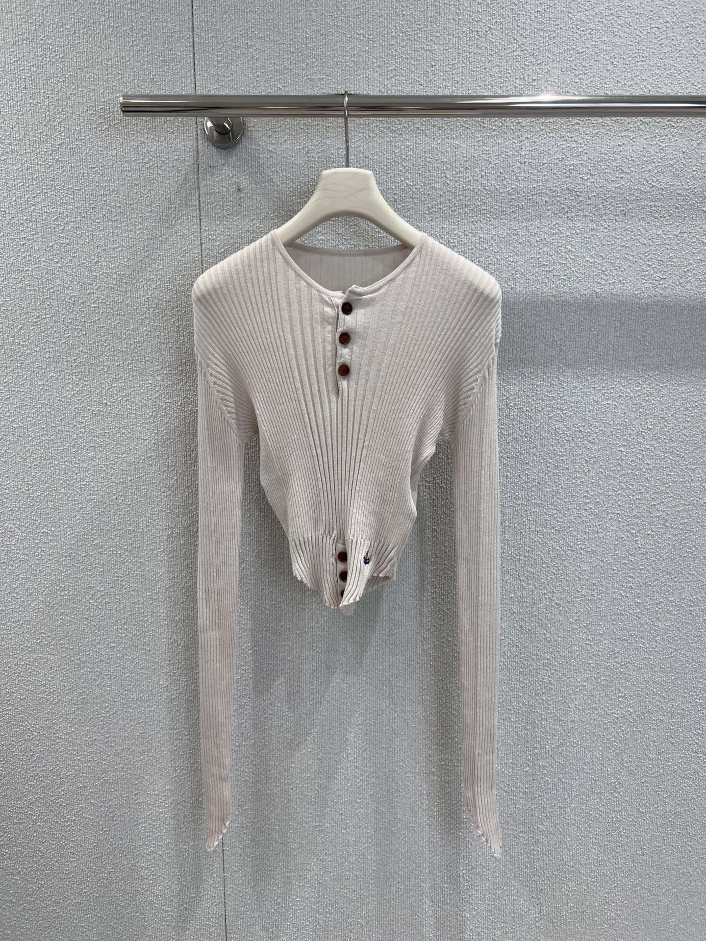 NO:489224,Support replacement Vivienne We*twood 25Fw autumn and winter new Saturn embroidered V-neck button sweater丨Exclusive high-end product!  This sweater is so recognizable~ the classic knitted texture is delicate and soft. The V-neck design modifies the neck lines, the button elements add a retro tone, and the iconic Saturn elements are blessed with the details, which are full of eye-catching. The style fits the body and easily creates an elegant and personalized look. Whether it is single or layered, it is a perfect fashion tool~ S/M/L real-life details pictures are available in stock, alexander wang19860909支持换款 Vivienne We*twood 25Fw秋冬新款 土星刺绣V领纽扣针织衫丨独家高版出品！这款针织衫太有辨识度啦～经典针织纹理,质感细腻又柔软.V领设计修饰颈部线条,纽扣元素增添复古腔调,还有标志性的土星元素加持,细节满满超吸睛.版型贴合身形,轻松打造优雅又个性的造型,无论是单穿还是叠搭都很出彩,妥妥的时尚利器～现货发售S/M/L实拍细节图,,alexander wang,Women's clothing