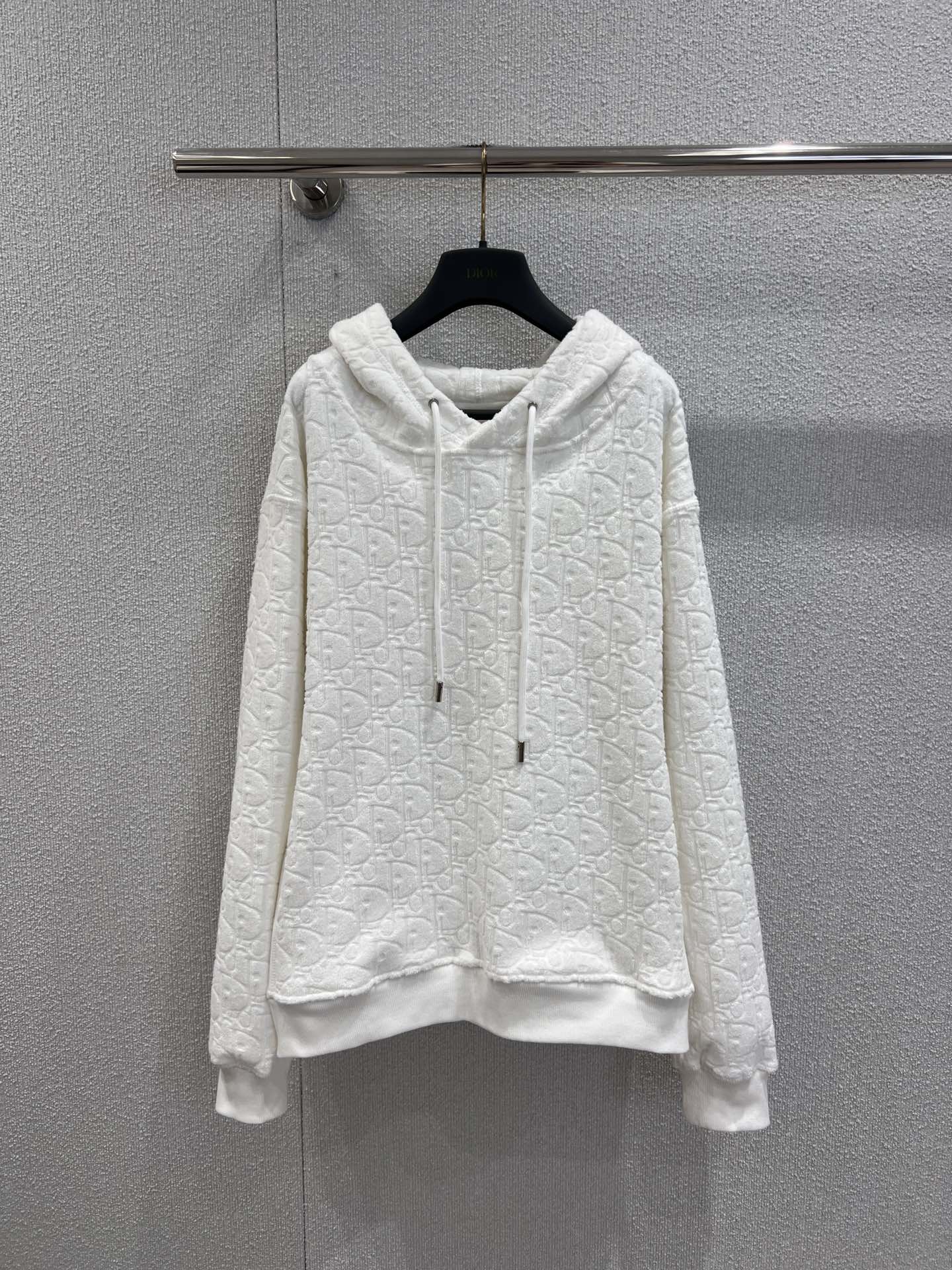 NO:491120,Support replacement Dio* 25Fw early autumn new style, letter jacquard hooded sweatshirt丨Exclusive high-end production!  Exquisite jacquards are full of cloth body, and the details show the texture. The hooded design is casual and age-reducing, and the drawstring adds casualness. The loose style is very friendly to all figures. Paired with jeans, it is easy to create a lazy and fashionable daily look. It is absolutely right to choose it in autumn. S/M/L real-life details pictures are available in stock, dior, hoodie, sweatshirts, jeans, hats, alexander wang19860909支持换款 Dio* 25Fw早秋新款 字母提花连帽卫衣丨独家高版出品！精致提花满布衣身,细节处尽显质感.连帽设计休闲又减龄,抽绳增添随性感,宽松版型对各种身材都超友好,搭配牛仔裤,轻松打造出慵懒又时髦的日常look,秋日穿搭选它准没错～现货发售S/M/L实拍细节图,,dior,hoodie,sweatshirts,jeans,hats,alexander wang,Women's clothing