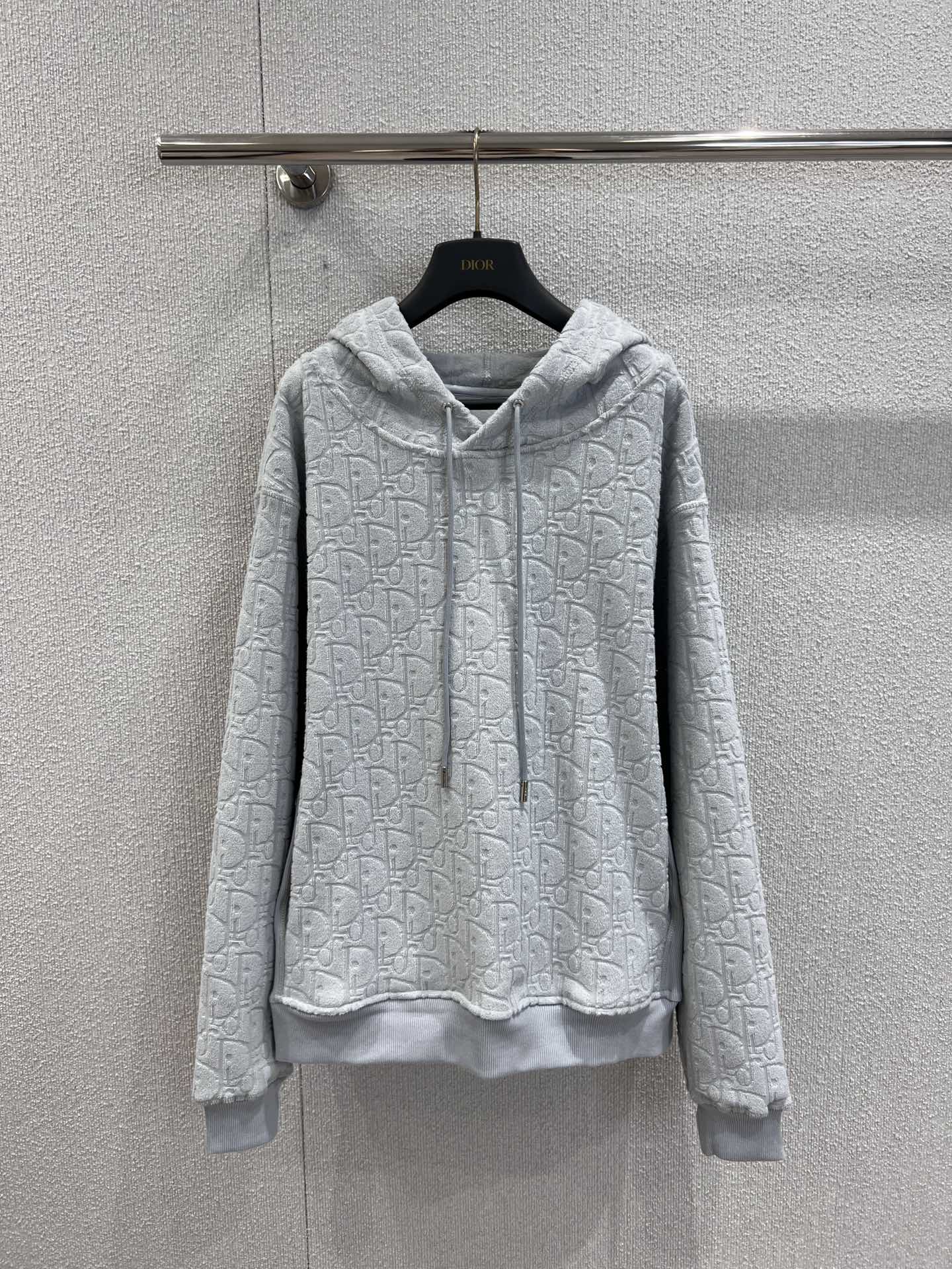 NO:491136,Support replacement Dio* 25Fw early autumn new style, letter jacquard hooded sweatshirt丨Exclusive high-end production!  Exquisite jacquards are full of cloth body, and the details show the texture. The hooded design is casual and age-reducing, and the drawstring adds casualness. The loose style is very friendly to all figures. Paired with jeans, it is easy to create a lazy and fashionable daily look. It is absolutely right to choose it in autumn. S/M/L real-life details pictures are available in stock, dior, hoodie, sweatshirts, jeans, hats, alexander wang19860909支持换款 Dio* 25Fw早秋新款 字母提花连帽卫衣丨独家高版出品！精致提花满布衣身,细节处尽显质感.连帽设计休闲又减龄,抽绳增添随性感,宽松版型对各种身材都超友好,搭配牛仔裤,轻松打造出慵懒又时髦的日常look,秋日穿搭选它准没错～现货发售S/M/L实拍细节图,,dior,hoodie,sweatshirts,jeans,hats,alexander wang,Women's clothing