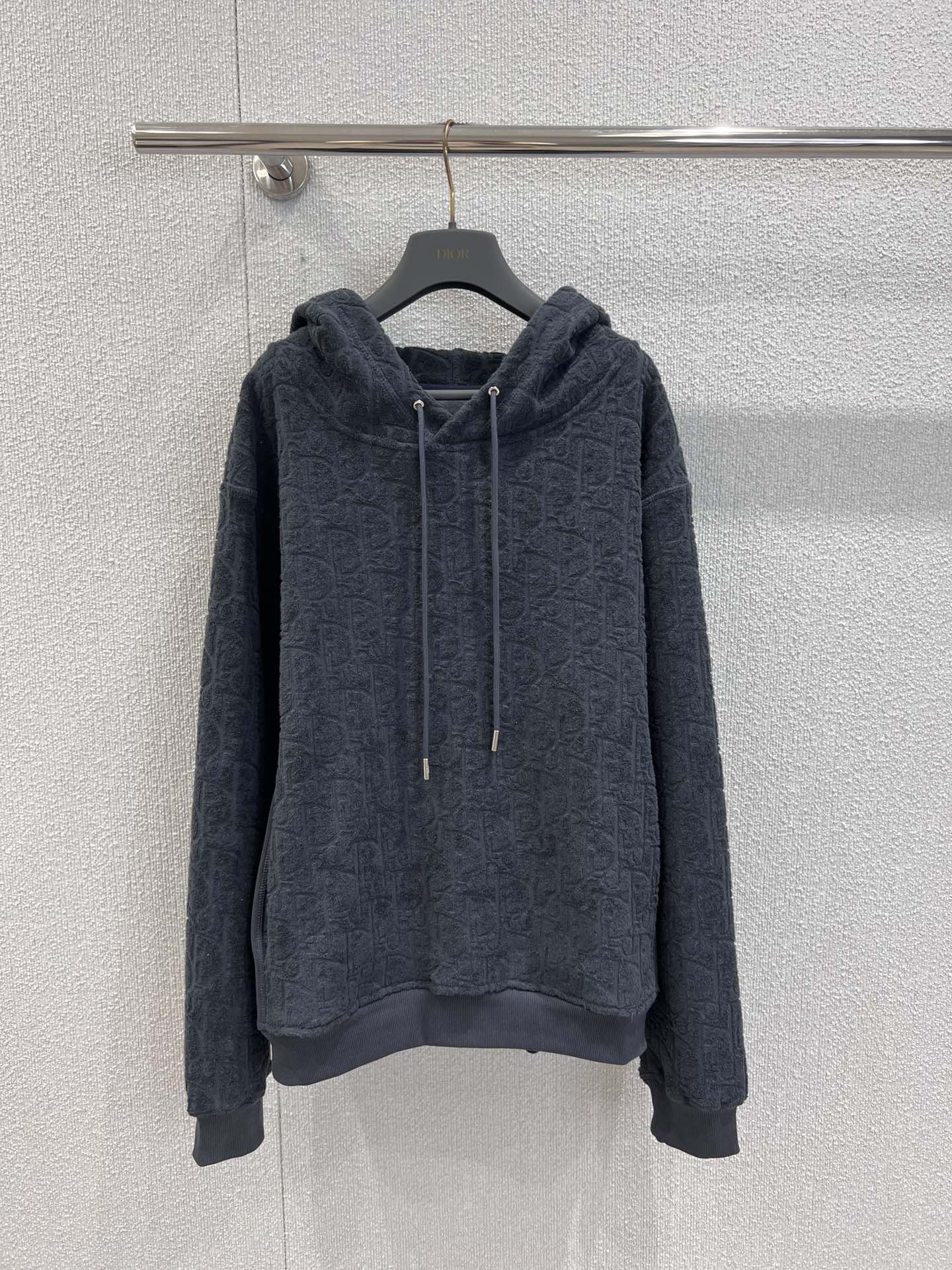 NO:491149,Support replacement Dio* 25Fw early autumn new style, letter jacquard hooded sweatshirt丨Exclusive high-end production!  Exquisite jacquards are full of cloth body, and the details show the texture. The hooded design is casual and age-reducing, and the drawstring adds casualness. The loose style is very friendly to all figures. Paired with jeans, it is easy to create a lazy and fashionable daily look. It is absolutely right to choose it in autumn. S/M/L real-life details pictures are available in stock, dior, hoodie, sweatshirts, jeans, hats, alexander wang19860909支持换款 Dio* 25Fw早秋新款 字母提花连帽卫衣丨独家高版出品！精致提花满布衣身,细节处尽显质感.连帽设计休闲又减龄,抽绳增添随性感,宽松版型对各种身材都超友好,搭配牛仔裤,轻松打造出慵懒又时髦的日常look,秋日穿搭选它准没错～现货发售S/M/L实拍细节图,,dior,hoodie,sweatshirts,jeans,hats,alexander wang,Women's clothing