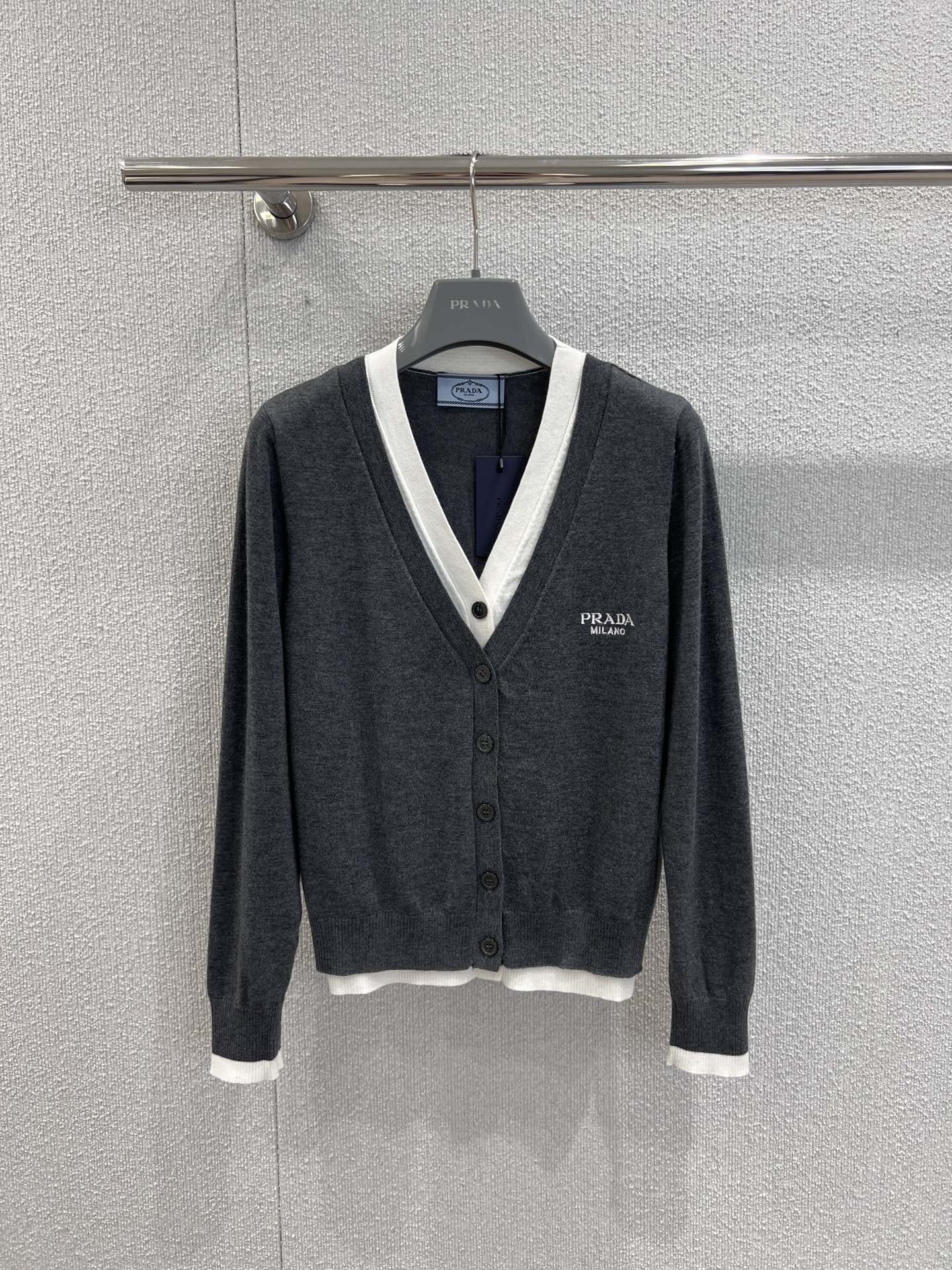 NO:491157,Support replacement Prad* 25Fw early autumn new model, micro-label embroidered fake two-piece knitted cardigan丨Exclusive high-end product!  The main color of Navy is cleverly integrated into the white inner splicing design to create a layered layering, simple and high-end. The classic V-neck modifies the neck line, and the brand logo on the chest is low-key to indicate identity, highlighting the light luxury texture. The single-breasted design is neat and elegant, with a slim cut out the beautiful figure, and a soft and skin-friendly knitted material is very suitable for both inner and outer wear. It is easy to adapt to workplace, date and other occasions, adding a touch of elegance and elegance to your outfit. S/M/L real-life details pictures, prada, alexander wang19860909支持换款 Prad* 25Fw早秋新款 微标刺绣假两件针织开衫丨独家高版出品！以藏青为主色调,巧妙融入白色内层拼接设计,打造出叠穿般的层次感,简约又不失高级感.经典 V 领修饰颈部线条,胸口的品牌徽标低调点明身份,彰显轻奢质感.单排扣设计利落大方,修身剪裁勾勒优美身形,柔软亲肤的针织材质,无论是内搭还是外穿都很合适,轻松适配职场、约会等多种场合,为你的穿搭增添一份精致与优雅. 现货发售S/M/L实拍细节图,,prada,alexander wang,Women's clothing