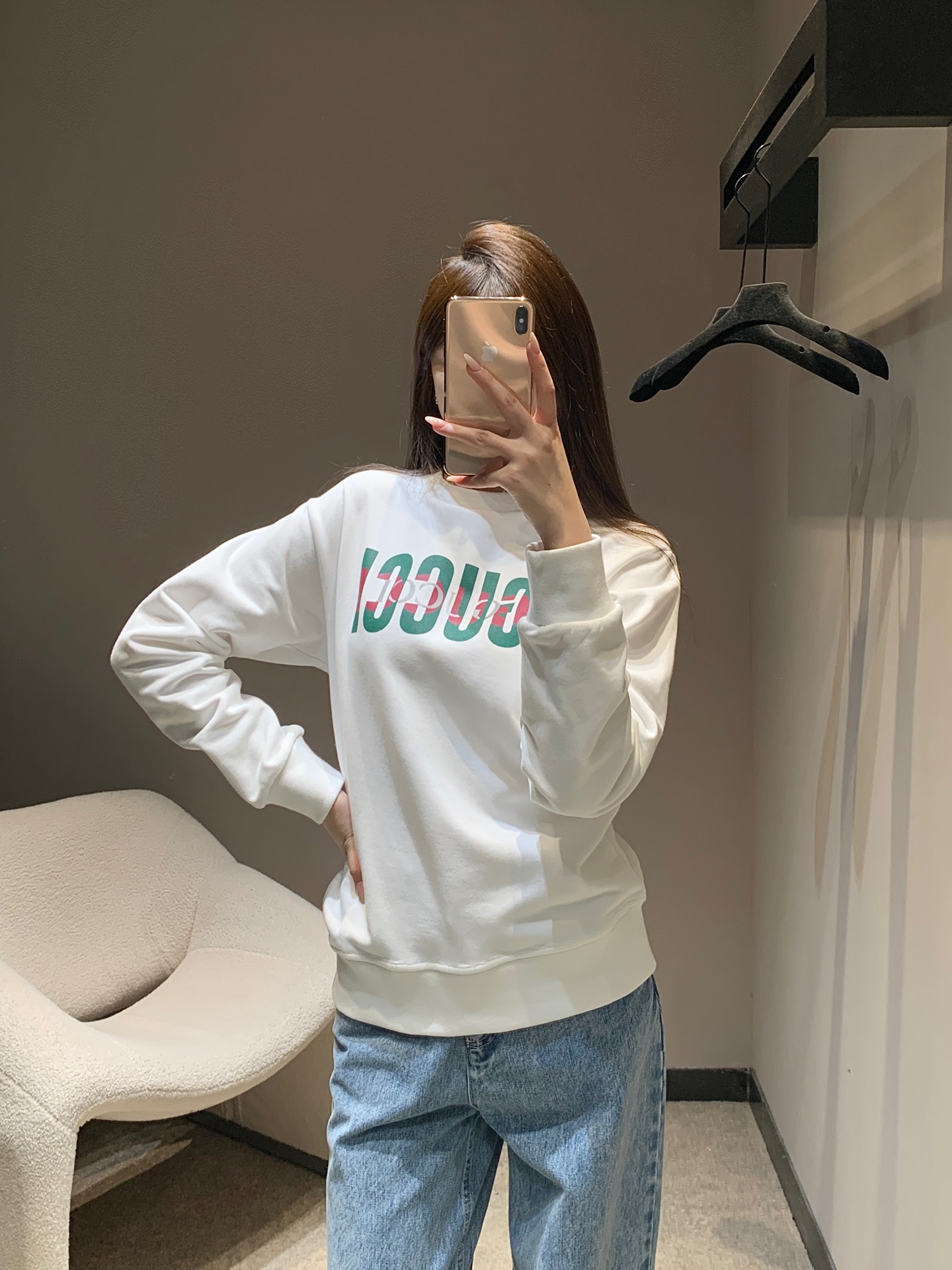 NO:489268,Gucc* 25Fw autumn and winter new style contrasting letter printed round neck sweatshirt丨Exclusive high-end production!  Classic gray tone is versatile and high-end, the colorful letter prints on the chest are energetic and eye-catching, with the brand's unique fashion gene. The fabric is soft and skin-friendly, and it is comfortable to wear. Paired with white breasted shorts, it is casual and casual without losing its sense of fashion, and it can easily create a lazy and exquisite daily style. It is a dazzling presence in autumn and winter outfits~S/M/L, gucci, hoodie, sweatshirts, shorts, alexander wang19860909Gucc* 25Fw秋冬新款 撞色字母印花圆领卫衣丨独家高版出品！经典灰调百搭又高级,胸前彩色字母印花活力吸睛,带着品牌独特的时尚基因.面料柔软亲肤,穿着舒适自在.搭配白色毛边短裤,休闲随性又不失时髦感,轻松打造出慵懒又精致的日常造型,是秋冬穿搭里亮眼的存在～现货发售S/M/L,,gucci,hoodie,sweatshirts,shorts,alexander wang,Women's clothing