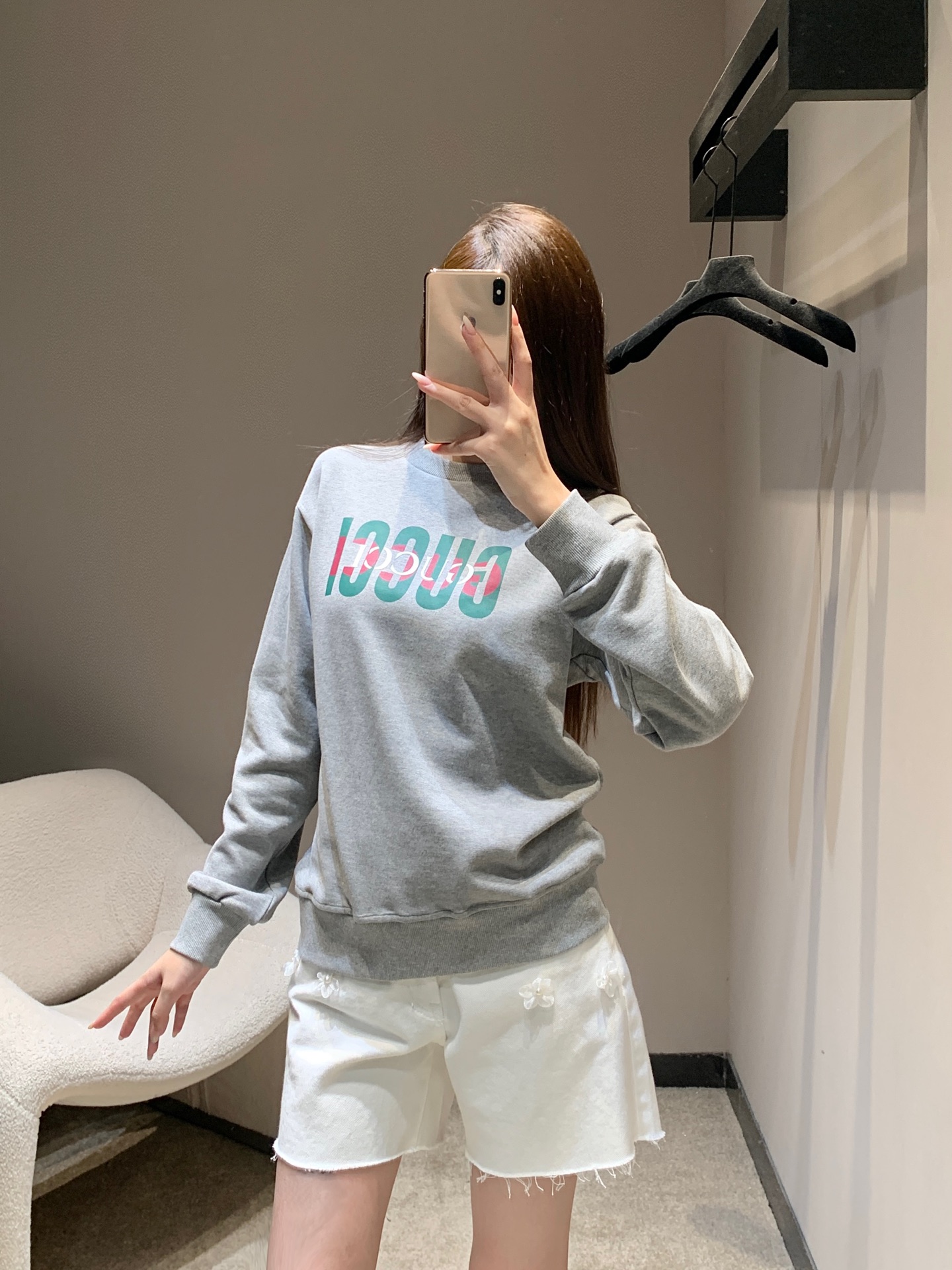 NO:489256,Gucc* 25Fw autumn and winter new style contrasting letter printed round neck sweatshirt丨Exclusive high-end production!  Classic gray tone is versatile and high-end, the colorful letter prints on the chest are energetic and eye-catching, with the brand's unique fashion genes. The fabric is soft and skin-friendly, and it is comfortable to wear. Paired with white breasted shorts, it is casual and casual without losing its sense of fashion, and it can easily create a lazy and exquisite daily look. It is a dazzling presence in autumn and winter outfits~S/M/L, gucci, hoodie, sweatshirts, shorts, alexander wang19860909Gucc* 25Fw秋冬新款 撞色字母印花圆领卫衣丨独家高版出品！经典灰调百搭又高级,胸前彩色字母印花活力吸睛,带着品牌独特的时尚基因.面料柔软亲肤,穿着舒适自在.搭配白色毛边短裤,休闲随性又不失时髦感,轻松打造出慵懒又精致的日常造型,是秋冬穿搭里亮眼的存在～现货发售S/M/L,,gucci,hoodie,sweatshirts,shorts,alexander wang,Women's clothing