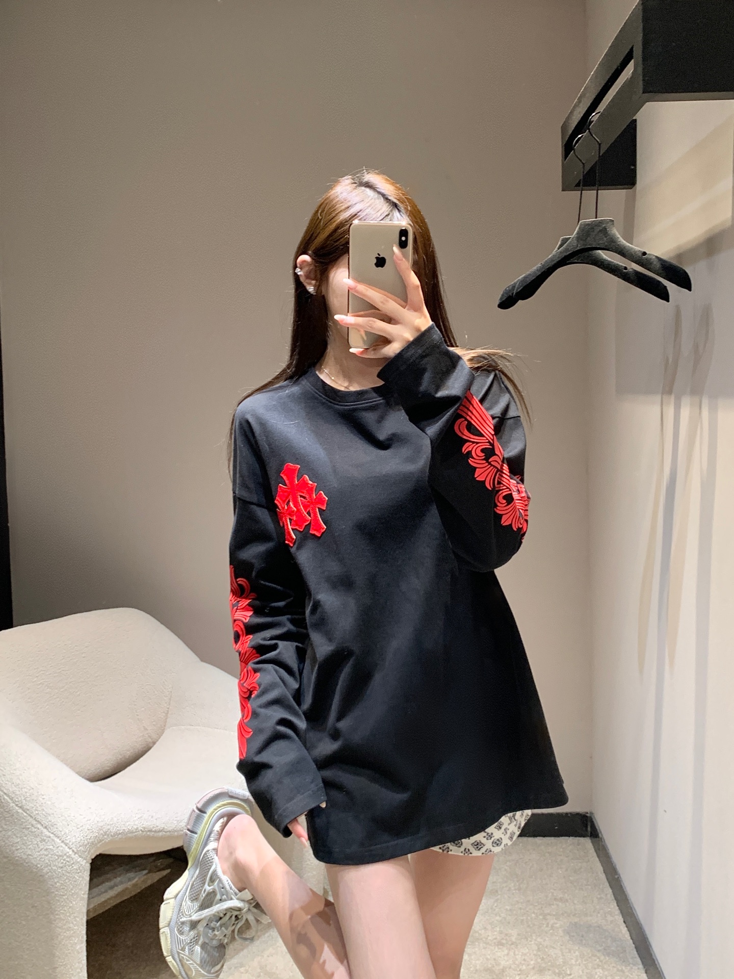 NO:491140,Chorme heart* 25Fw early autumn new style red patent leather cross round neck long sleeve T-shirt丨Exclusive high-end production!  Prints are distributed on the chest and sleeves, exquisite and eye-catching, injecting personality and vitality into the overall shape. The loose style is comfortable and not picky about the figure, and the long-sleeved design is suitable for wearing multiple scenes. Whether it is to create a casual and cool feeling for single wear or add layers to the inner wear, you can easily hold it. It is a fashionable partner for daily street outings and casual parties~ S/M/L on sale in stock, tees, t-shirt, alexander wang19860909Chorme heart* 25Fw早秋新款 红漆皮十字架圆领长袖T恤丨独家高版出品！印花分布于胸前与衣袖,精致又吸睛,为整体造型注入个性与活力.宽松的版型,舒适不挑身材,长袖设计适配多场景穿着.无论是单穿打造随性酷感,还是内搭增添层次,都能轻松hold住,是日常出街、休闲聚会的时尚好拍档~现货发售S/M/L,,tees，t-shirt,alexander wang,Women's clothing