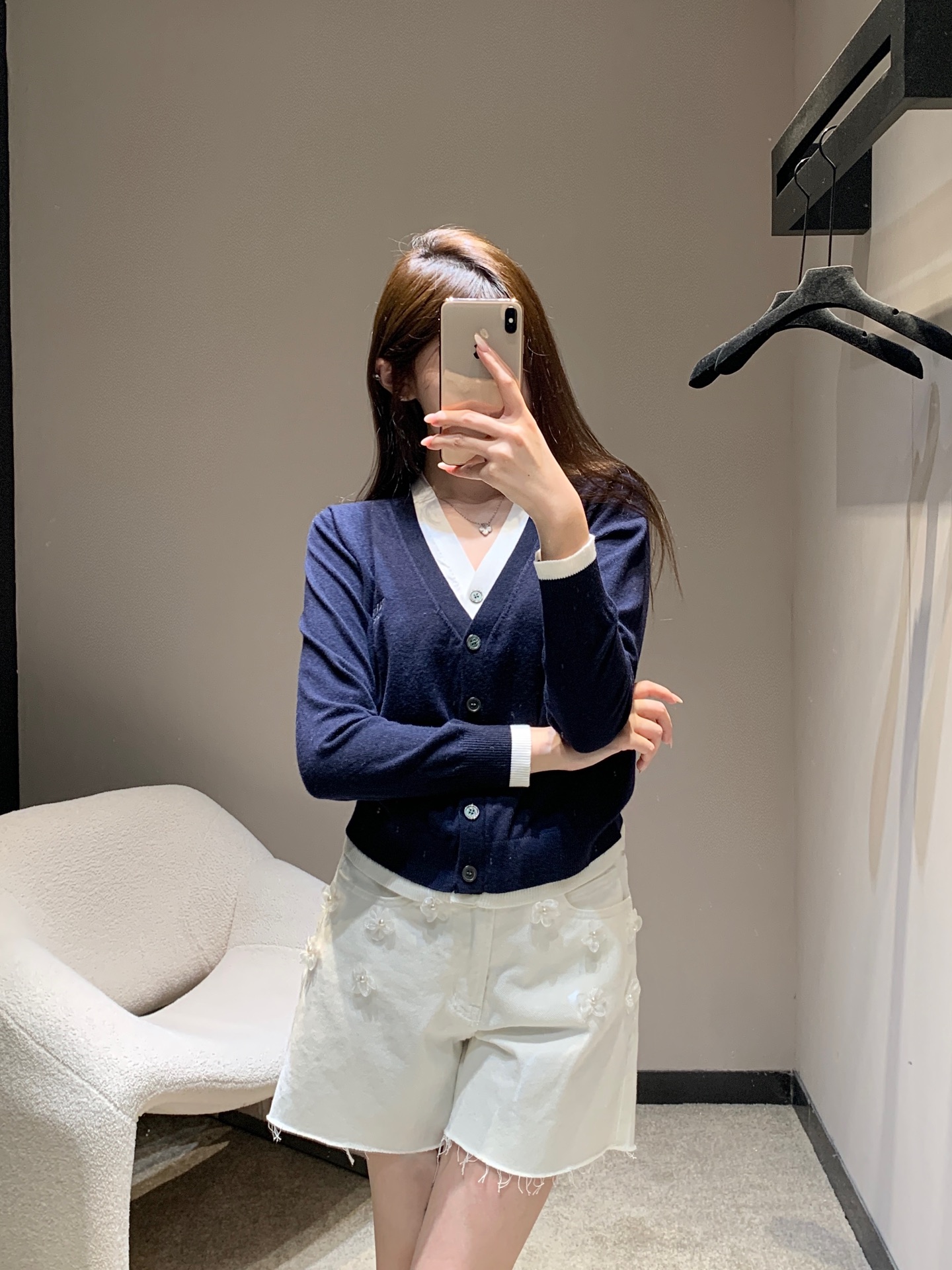 NO:491151,Prad* 25Fw early autumn new model, micro-label embroidered fake two-piece knitted cardigan丨Exclusive high-end production!  The main color of Navy is cleverly integrated into the white inner splicing design to create a layered layering, simple and yet high-end. The classic V-neck modifies the neck line, and the brand logo on the chest is low-key to indicate identity, highlighting the light luxury texture. The single-breasted design is neat and elegant, with a slim cut out the beautiful figure, and a soft and skin-friendly knitted material is very suitable for both inner and outer wear. It is easy to adapt to workplace, date and other occasions, adding a touch of elegance and elegance to your outfit. S/M/L on sale in stock, prada, alexander wang19860909Prad* 25Fw早秋新款 微标刺绣假两件针织开衫丨独家高版出品！以藏青为主色调,巧妙融入白色内层拼接设计,打造出叠穿般的层次感,简约又不失高级感.经典 V 领修饰颈部线条,胸口的品牌徽标低调点明身份,彰显轻奢质感.单排扣设计利落大方,修身剪裁勾勒优美身形,柔软亲肤的针织材质,无论是内搭还是外穿都很合适,轻松适配职场、约会等多种场合,为你的穿搭增添一份精致与优雅. 现货发售S/M/L,,prada,alexander wang,Women's clothing