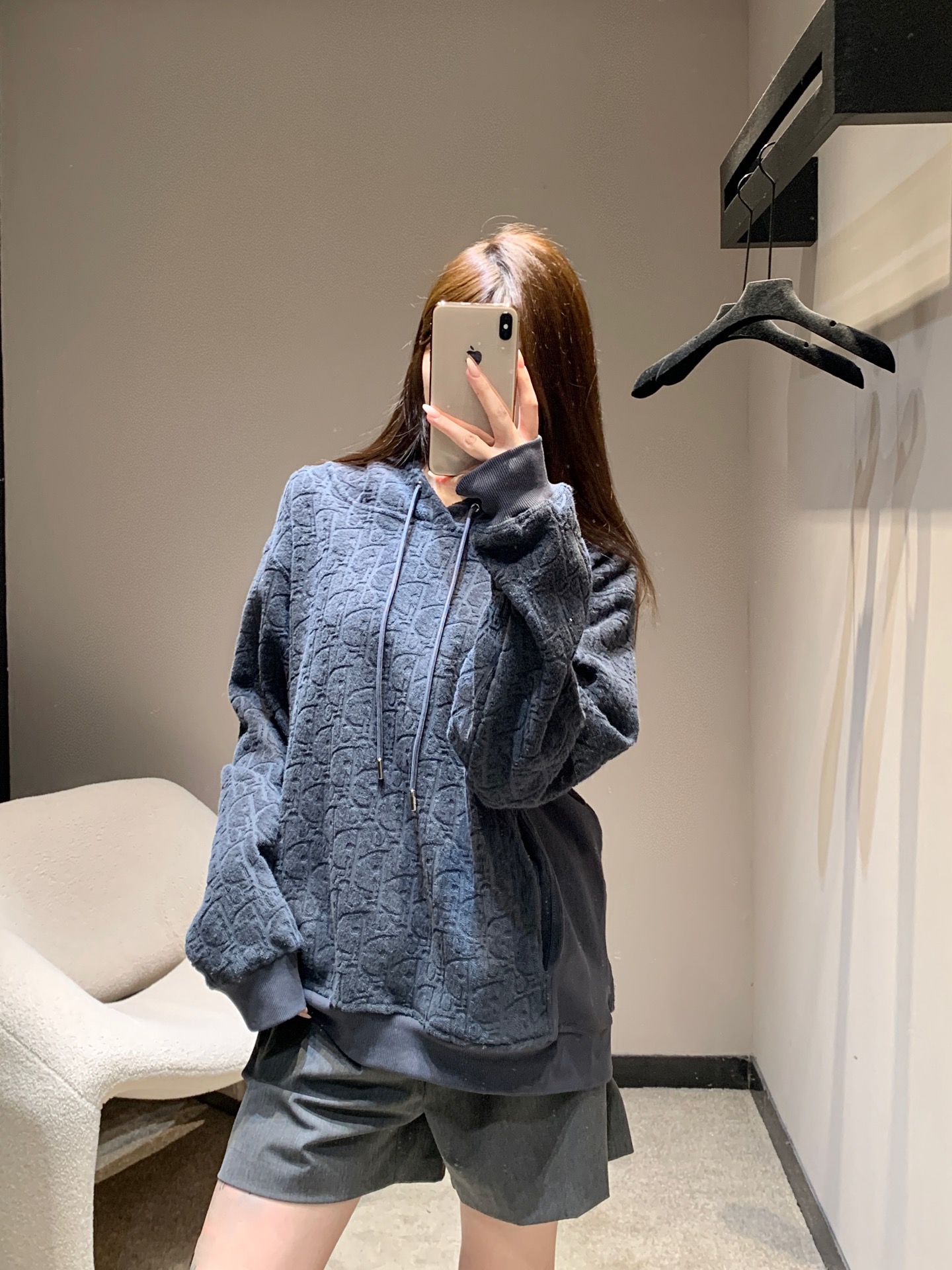 NO:491155,Dio* 25Fw early autumn new style, letter jacquard hooded sweatshirt丨Exclusive high-end production!  Exquisite jacquards are full of cloth body, and the details show texture. The hooded design is casual and age-reducing. The drawstring adds casualness. The loose style is very friendly to all figures. It is paired with jeans to easily create a lazy and fashionable daily look. It is absolutely right to choose it for autumn outfits~ S/M/L, dior, hoodie, sweatshirts, jeans, hats, alexander wang19860909Dio* 25Fw早秋新款 字母提花连帽卫衣丨独家高版出品！精致提花满布衣身,细节处尽显质感.连帽设计休闲又减龄,抽绳增添随性感,宽松版型对各种身材都超友好,搭配牛仔裤,轻松打造出慵懒又时髦的日常look,秋日穿搭选它准没错～现货发售S/M/L,,dior,hoodie,sweatshirts,jeans,hats,alexander wang,Women's clothing