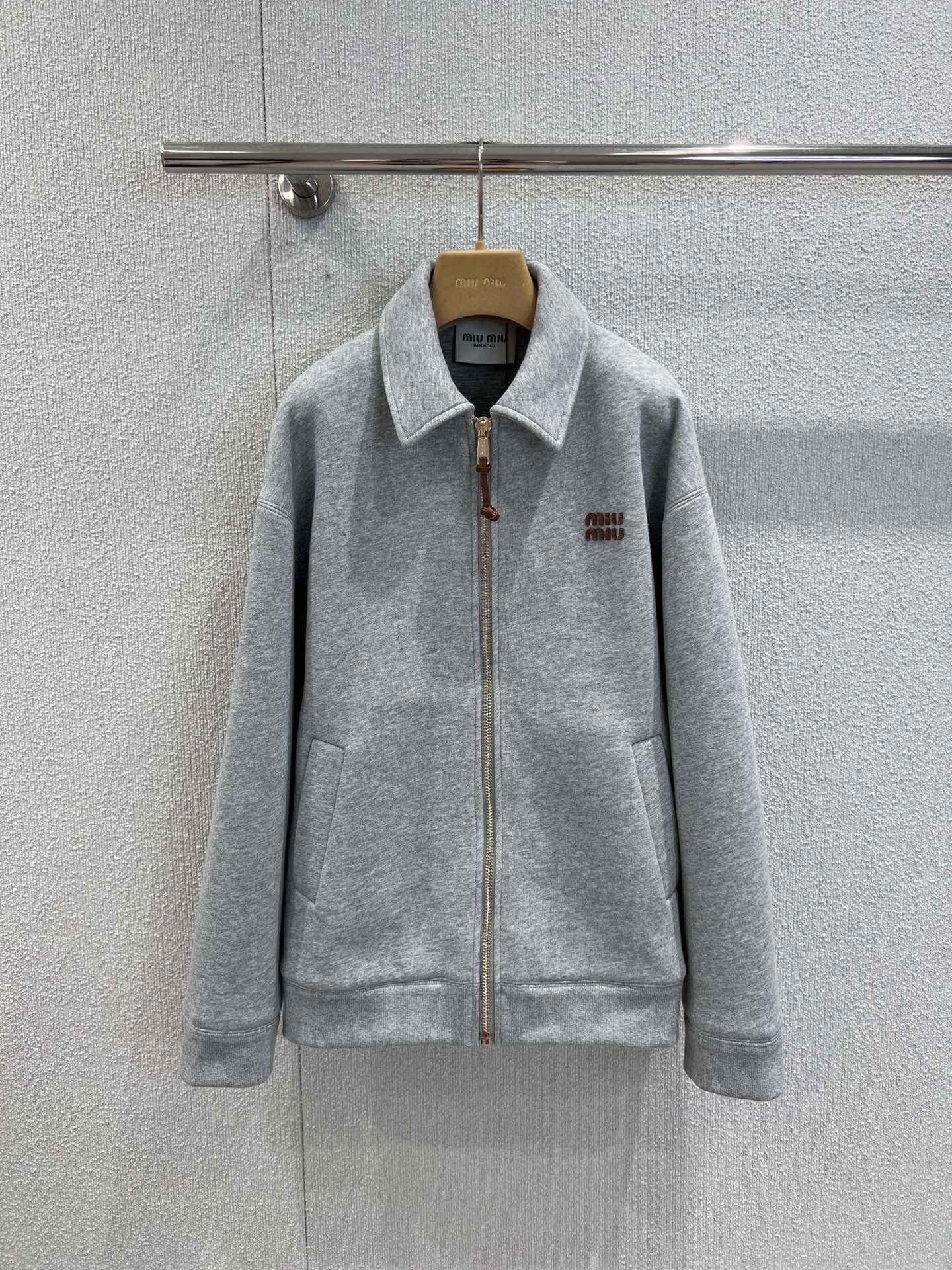 NO:491159,Support replacement Miumi* 25Fw early autumn new style intellectual fashion overzise zipper jacket | Exclusive yb development!  High-end production!  Temperament lapel design zipper sweatshirt space cotton, with an amazing upper body!  Retro style sweet girl outfit!  The applique embroidered letter logo is low-key and luxurious!  The imported pure cotton fabric has a great texture. It can be sweet or salty and has a loose style that is versatile and not picky!  The quality of workmanship depends on the details. There is a set of them!  S/M/L real photos, miumiu, hoodie, sweatshirts, jackets & coats, alexander wang19860909支持换款 Miumi* 25Fw早秋新款 知识分子时髦风overzise拉链大外套丨独家yb开发！高版出品！气质翻领设计拉链卫衣太空棉,版型上身绝绝子！复古风甜妹穿搭！贴布刺绣字母logo低调奢华！进口纯棉面料质感超赞.可甜可盐宽松版型百搭不挑人！做工品质看细节.一套有！现货发售S/M/L实拍细节图,,miumiu,hoodie,sweatshirts,jackets & coats,alexander wang,Women's clothing