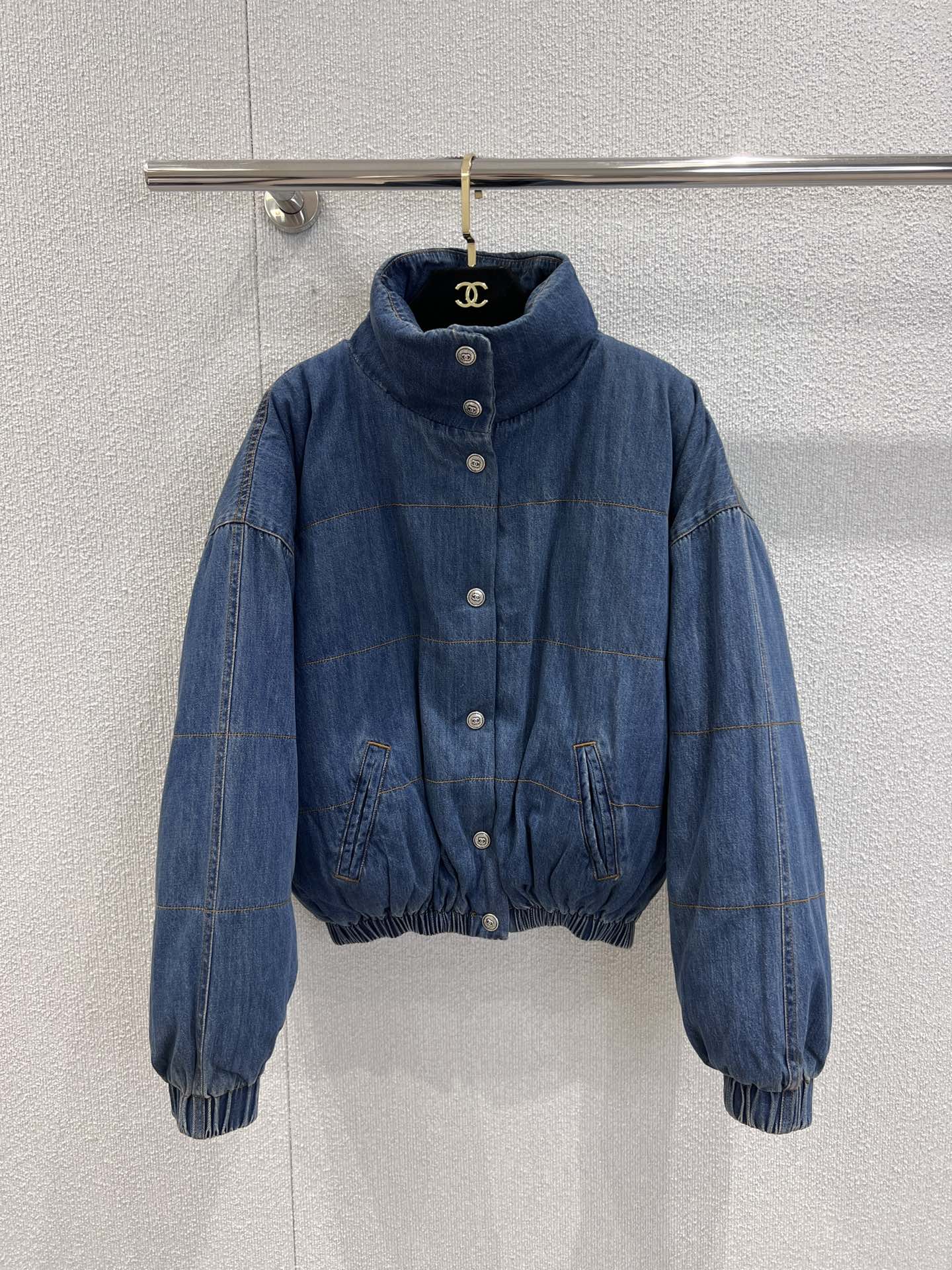 NO:491173,With dust bag Chane*25FW autumn and winter new product Jennie same blue denim down jacket jacket | Exclusive yb development!  High-end production!  Very practical bread suit!  Fashionable jacket, handsome stand-up collar design, loose style, very high tolerance, and the upper body is not picky at all. The denim denim fabric has a delicate fading and aging feeling, natural retro and nostalgic. The lining is silk cotton!  The national standard 90 white duck down is filled with light and not pressing on the body, and the touch is bulging. The elastic hem and cuffs can protect you from wind and keep you warm!  Strong Amway SML real-life details pictures, chanel, jackets & coats, jackets & coats, down jacket, alexander wang19860909配防尘袋 Chane*25FW秋冬新品 jennie同款蓝色牛仔羽绒服外套丨独家yb开发！高版出品！非常实穿的面包服！时髦夹克款,帅气立领设计,宽松版型,包容度非常高,上身完全不挑人穿丹宁牛仔面料带着细致的褪色做旧感,自然复古怀旧.里衬是丝棉！国标90白鸭绒填充,轻盈不压身,手感都是鼓鼓的.松紧下摆和袖口可防风保暖！强烈安利 现货发售SML实拍细节图,,chanel,jackets & coats,jackets & coats,down jacket,alexander wang,Women's clothing