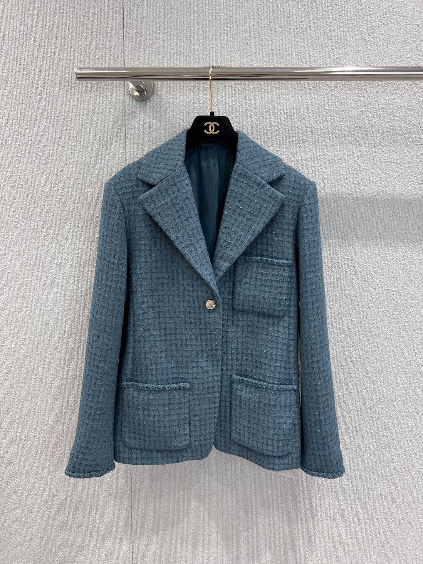 NO:491194,Support for replacement Chane* 25B high-end handicraft workshop series new style retro texture peacock green suit jacket | Exclusive yb development!  High-end production!  Pure silk lining, the classic suit has a neat and retro style. The exquisite woven texture has a high-end texture, and it can easily create an overall harmony and fashion sense with the same series of bottoms. Whether it is a workplace or a casual occasion, it can show a unique fashion attitude. S/M/L real-life details pictures are available in stock, chanel, jackets & coats, business suit, real silk, alexander wang19860909支持换款 Chane* 25B高级手工坊系列新款 复古肌理感孔雀绿西装外套丨独家yb开发！高版出品！纯真丝里衬,经典西装版型利落又具复古韵味.精致的编织纹理自带高级质感,搭配同系列下装,轻松营造出整体的和谐与时尚感.无论是职场还是休闲场合,都能展现出独特的时尚态度.现货发售S/M/L实拍细节图,,chanel,jackets & coats,business suit,real silk,alexander wang,Women's clothing