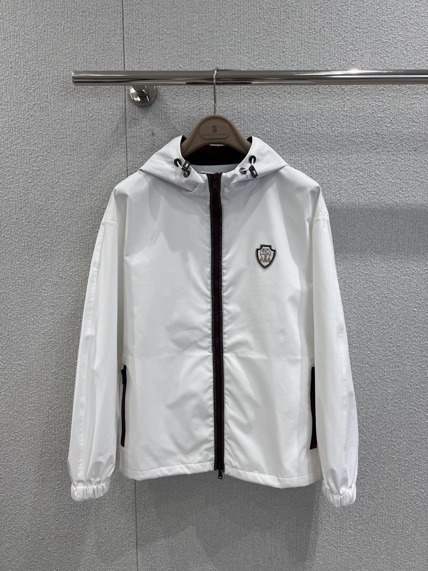 NO:491209,Support replacement Brunello cucin*lli 25Fw autumn and winter new style Tennis capsule series logo decorative nylon jacket | Exclusive yb development!  High-end production!  The color hooded design is a classic style that is loose, versatile and fashionable!  Customized copper chain edge placket creates a low-key and luxurious high-end feel!  Workmanship quality depends on details, S/M/L real photos of S/M/L on sale in stock, brunello cucinelli, jackets & coats, hats, alexander wang19860909支持换款 Brunello cucin*lli 25Fw秋冬新款 网球胶囊系列徽标装饰尼龙冲锋衣外套丨独家yb开发！高版出品！配色连帽设计经典版型宽松百搭又时髦！定制铜链边门襟打造低调奢华的高级感！做工品质看细节,现货发售S/M/L实拍细节图,,brunello cucinelli,jackets & coats,hats,alexander wang,Women's clothing