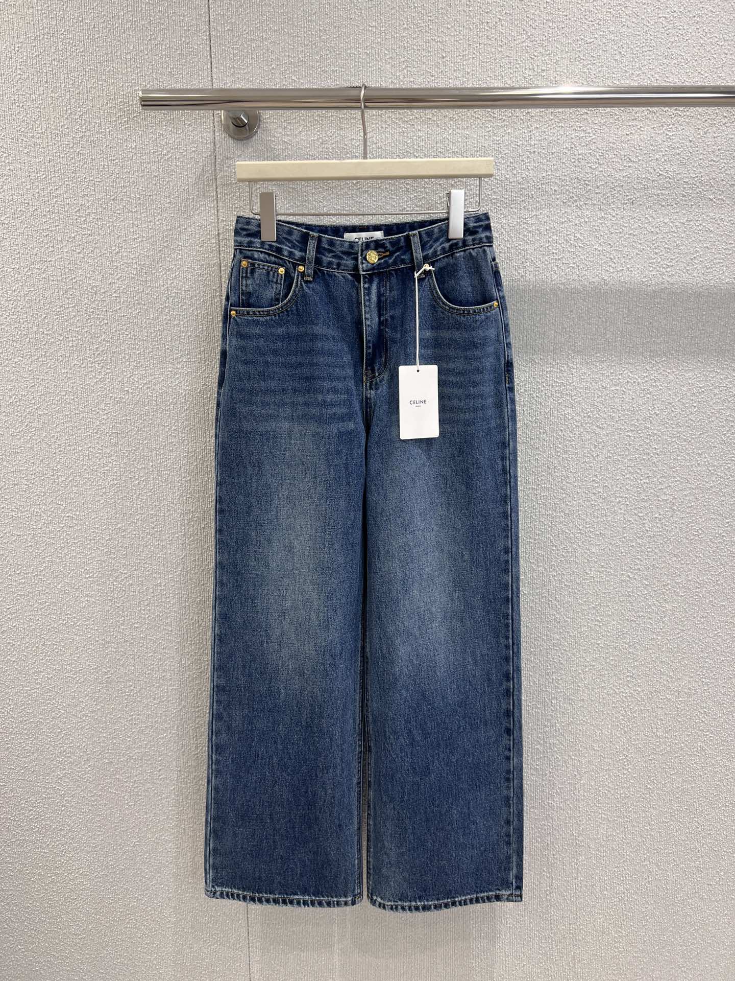 NO:493184,Support for replacement Celin* 25FW early autumn new style, back pocket towel embroidered logo jean trousers丨Exclusive high-end product!  Customized twill denim cotton fabric, good breathability, soft and skin-friendly, high waist style, rear bag towel embroidery logo, multiple enzyme washing process, three-dimensional cutting and modifying leg shape, shape good figure curve, not picky about body shape, can be used to control any body shape, workmanship quality depends on details, S/M/L real photos are available in stock,,celine,alexander wang19860909支持换款 Celin* 25FW早秋新款 后袋毛巾绣logo牛仔长裤丨独家高版出品！定制斜纹牛仔棉面料 透气性好 柔软亲肤 高腰版型 后袋毛巾绣logo多重酵素洗水工艺 立体裁剪修饰腿型 塑造好身材曲线 不挑身形 任何身形都可以驾驭 做工品质看细节,现货发售S/M/L实拍细节图,,celine,alexander wang,Women's clothing