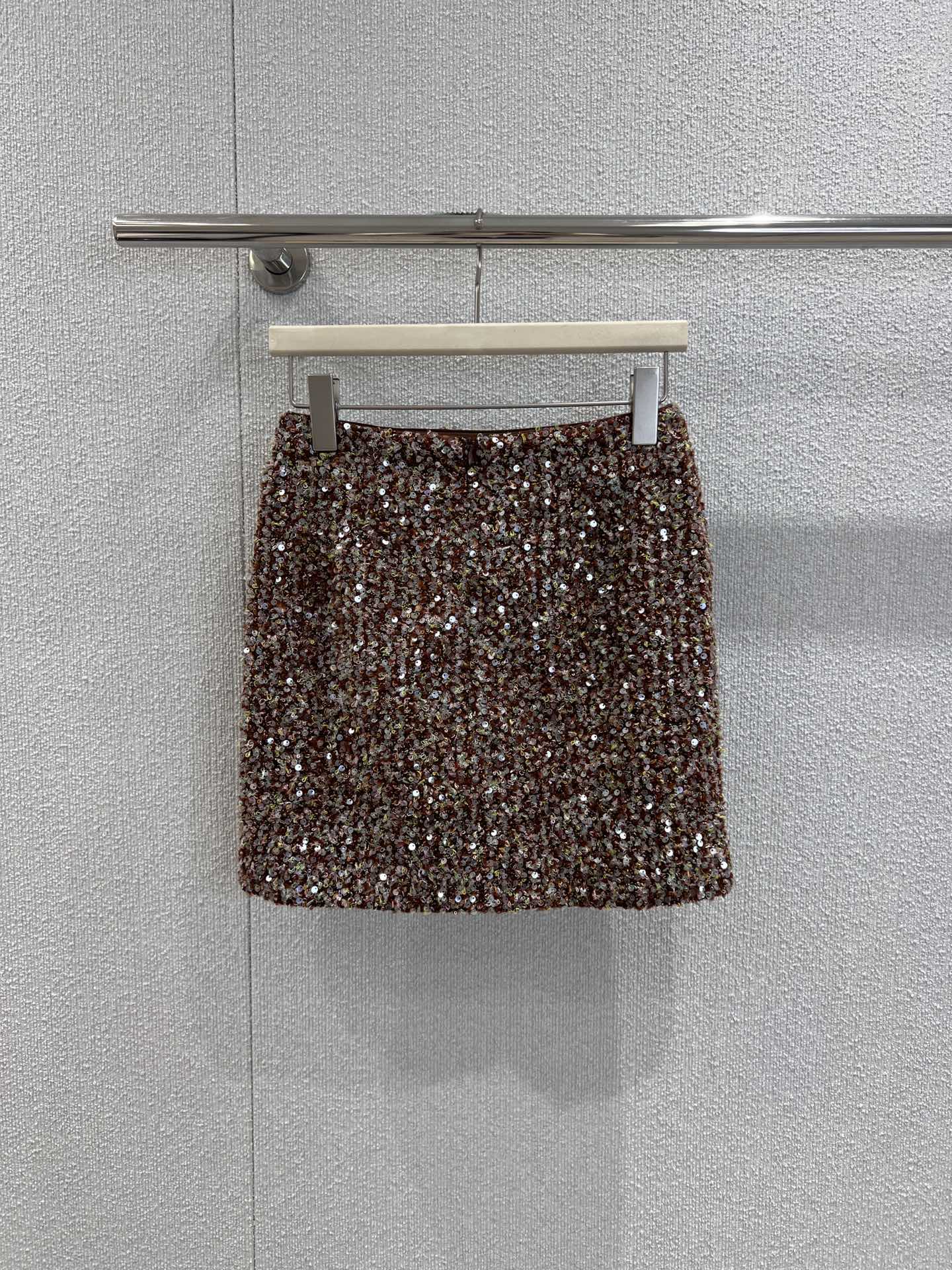 NO:493243,Support replacement Celin*24Ss spring and summer new model, heavy industry embroidered sequin mesh bottom hip-pack skirt丨Exclusive high-end production!  The full sequins flash like stars, creating a gorgeous and high-end texture. The high-waisted slim fit style outlines the beautiful hip line, and the hip-covered short skirt design makes the legs look longer, easily creating an elegant and eye-catching look. Whether it is a date, a party or a special occasion, wearing it can become the focus, adding a sense of exquisiteness and atmosphere to the overall outfit~ S/M/L real-life details pictures are on sale, celine, skirts, alexander wang19860909支持换款 Celin*24Ss春夏新款 重工刺绣串联亮片网纱底包臀半裙丨独家高版出品！满幅细碎亮片如星光般闪烁,营造出华丽又高级的质感.高腰修身版型,勾勒出优美臀线,包臀短裙设计更显腿长,轻松打造出优雅又吸睛的造型.无论是约会、派对还是参加特殊场合,穿上它都能成为焦点,为整体穿搭增添精致感与氛围感～现货发售S/M/L实拍细节图,,celine,skirts,alexander wang,Women's clothing