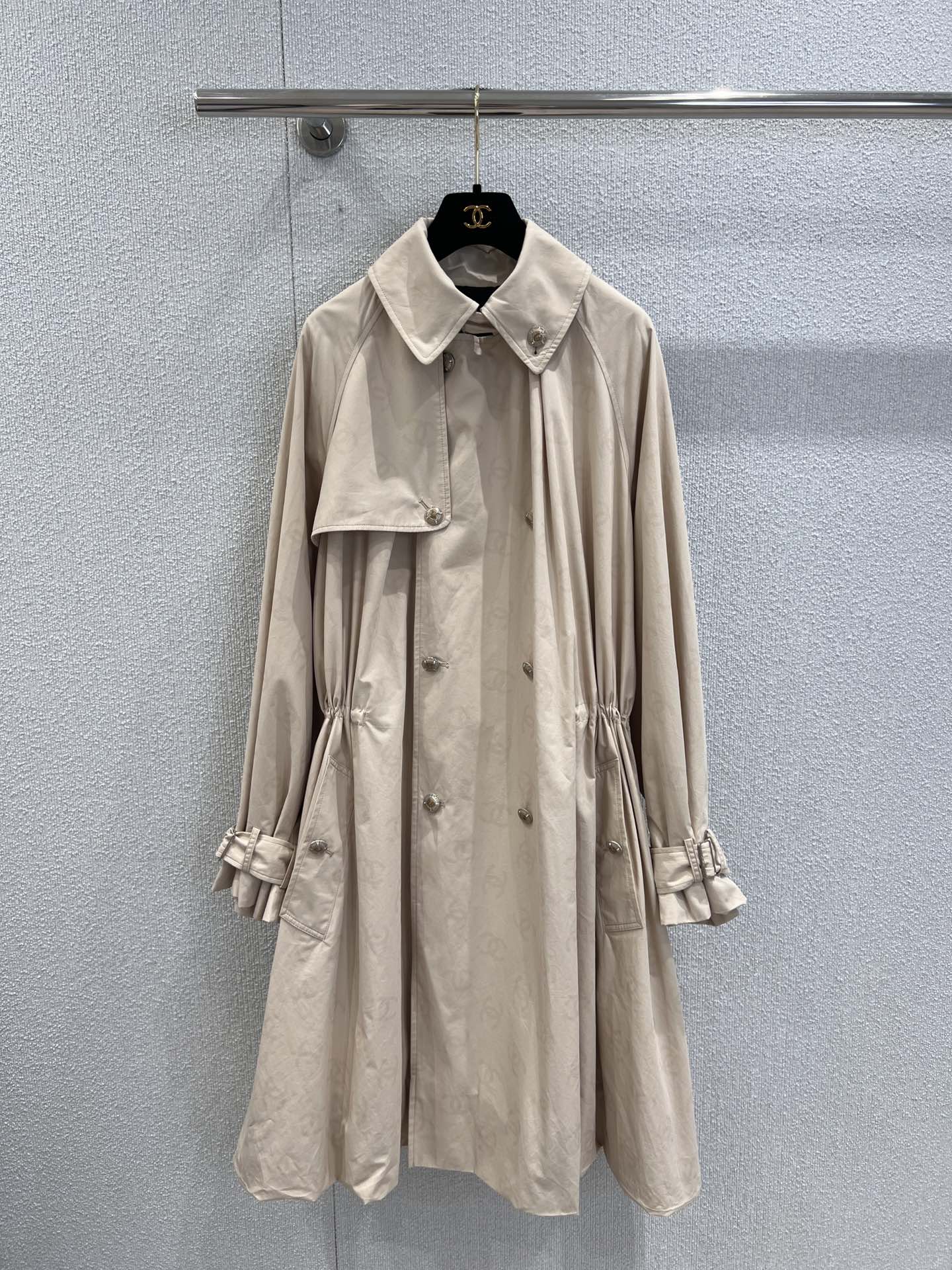 NO:491204,Support replacement Chane* 25B high-end handicraft workshop series new model lapel khaki long windbreaker丨Exclusive yb development!  High-end production!  The hidden dark pattern logo printed fabric is low-key and luxurious!  The loose and versatile version of the shoulder drawstring is not picky. The flower bud hem design is beautiful on the upper body!  Elegant and casual high-end temperament!  Camellia jacquard lining workmanship quality depends on the details, S/M/L real photos of S/M/L on sale in stock, chanel, alexander wang19860909支持换款 Chane* 25B高级手工坊系列新款 翻领卡其色长款风衣丨独家yb开发！高版出品！若隐若现的暗纹logo印花面料低调奢华！落肩抽绳版宽松版型百搭不挑人,花苞下摆设计上身美的不要不要的！优雅随性的高级气质！山茶花提花里衬做工品质看细节,现货发售S/M/L实拍细节图,,chanel,alexander wang,Women's clothing