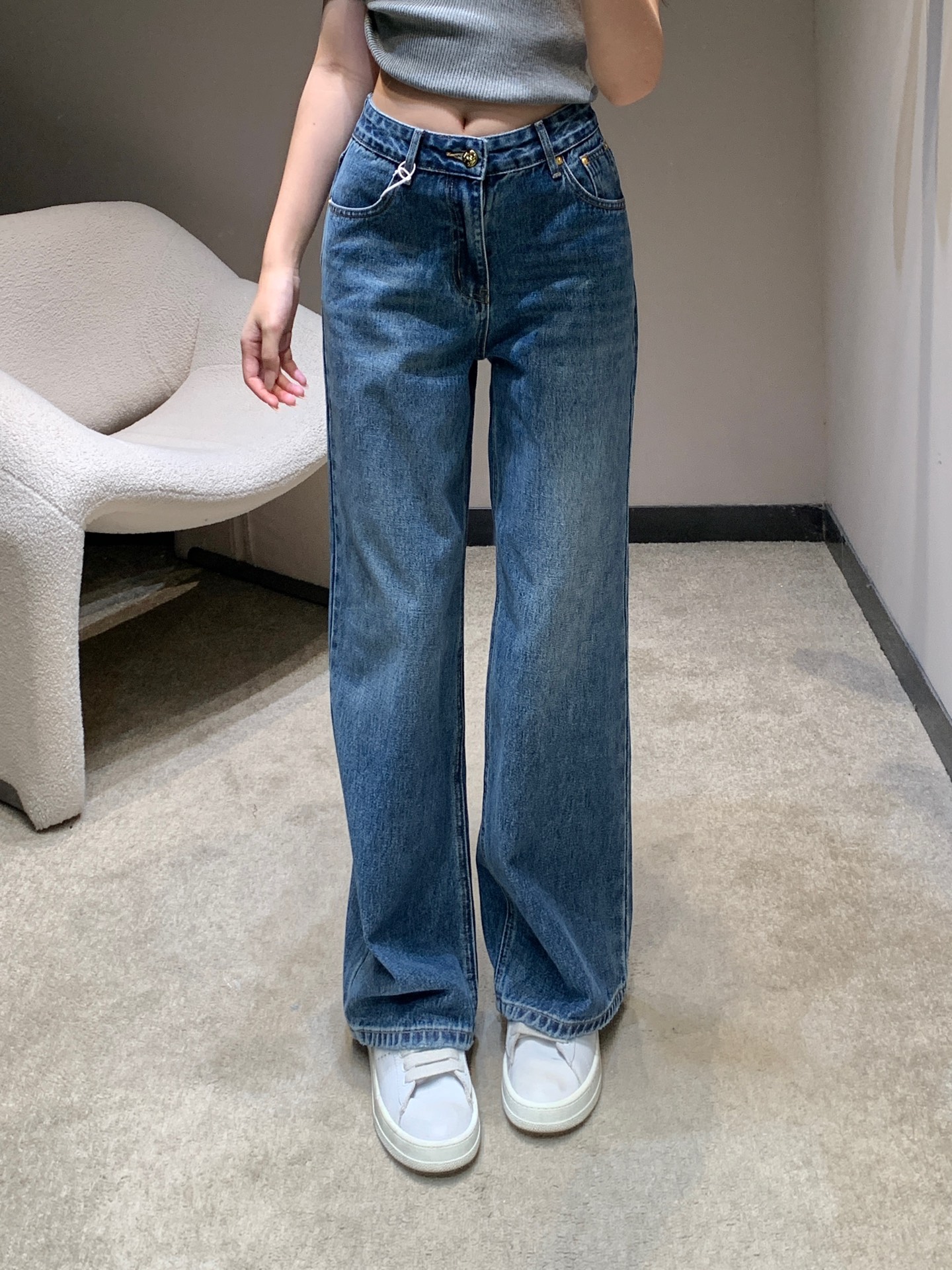 NO:493189,Celin* 25FW early autumn new style, back pocket towel embroidered logo jean trousers丨Exclusive high-end production!  Customized twill denim cotton fabric, good breathability, soft and skin-friendly, high waist style, rear bag towel embroidery logo, multiple enzyme washing process, three-dimensional cutting and trimming of leg shape, shape good figure curve, no body shape, can be controlled by any body shape, workmanship quality depends on details, S/M/L on stock,,celine,alexander wang19860909Celin* 25FW早秋新款 后袋毛巾绣logo牛仔长裤丨独家高版出品！定制斜纹牛仔棉面料 透气性好 柔软亲肤 高腰版型 后袋毛巾绣logo多重酵素洗水工艺 立体裁剪修饰腿型 塑造好身材曲线 不挑身形 任何身形都可以驾驭 做工品质看细节,现货发售S/M/L,,celine,alexander wang,Women's clothing