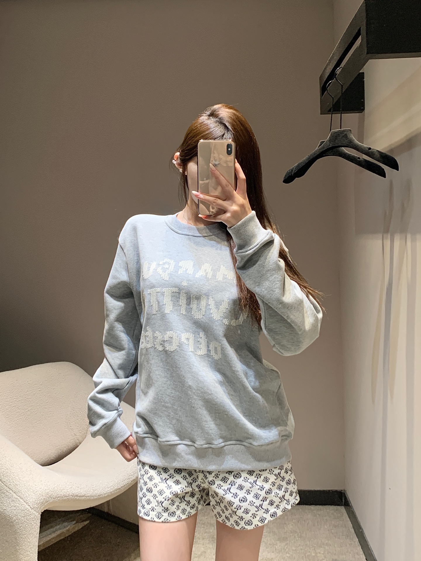 NO:493205,Louis Vuitto* 25Fw autumn and winter new style, letter embroidered round neck sweatshirt丨Exclusive high-end production!  Light gray main color, simple and textured. The chest has letter elements, which adds a sense of design and breaks monotony. The loose style is very inclusive to the figure and can create a casual and comfortable atmosphere. Paired with shorts and other bottoms, it can easily create a casual and fashionable daily style, whether it is shopping or staying at home, it is very suitable~ S/M/L is available in stock, louis vuitton, hoodie, sweatshirts, shorts, alexander wang19860909Louis Vuitto* 25Fw秋冬新款 字母刺绣圆领卫衣丨独家高版出品！浅灰主色调,简约又显质感.胸前带有字母元素,增添设计感,打破单调.宽松的版型,对身材包容性好,能营造出随性自在的氛围.搭配短裤等下装,轻松打造出休闲又时尚的日常造型,无论是逛街还是宅家,都很合适～现货发售S/M/L,,louis vuitton,hoodie,sweatshirts,shorts,alexander wang,Women's clothing