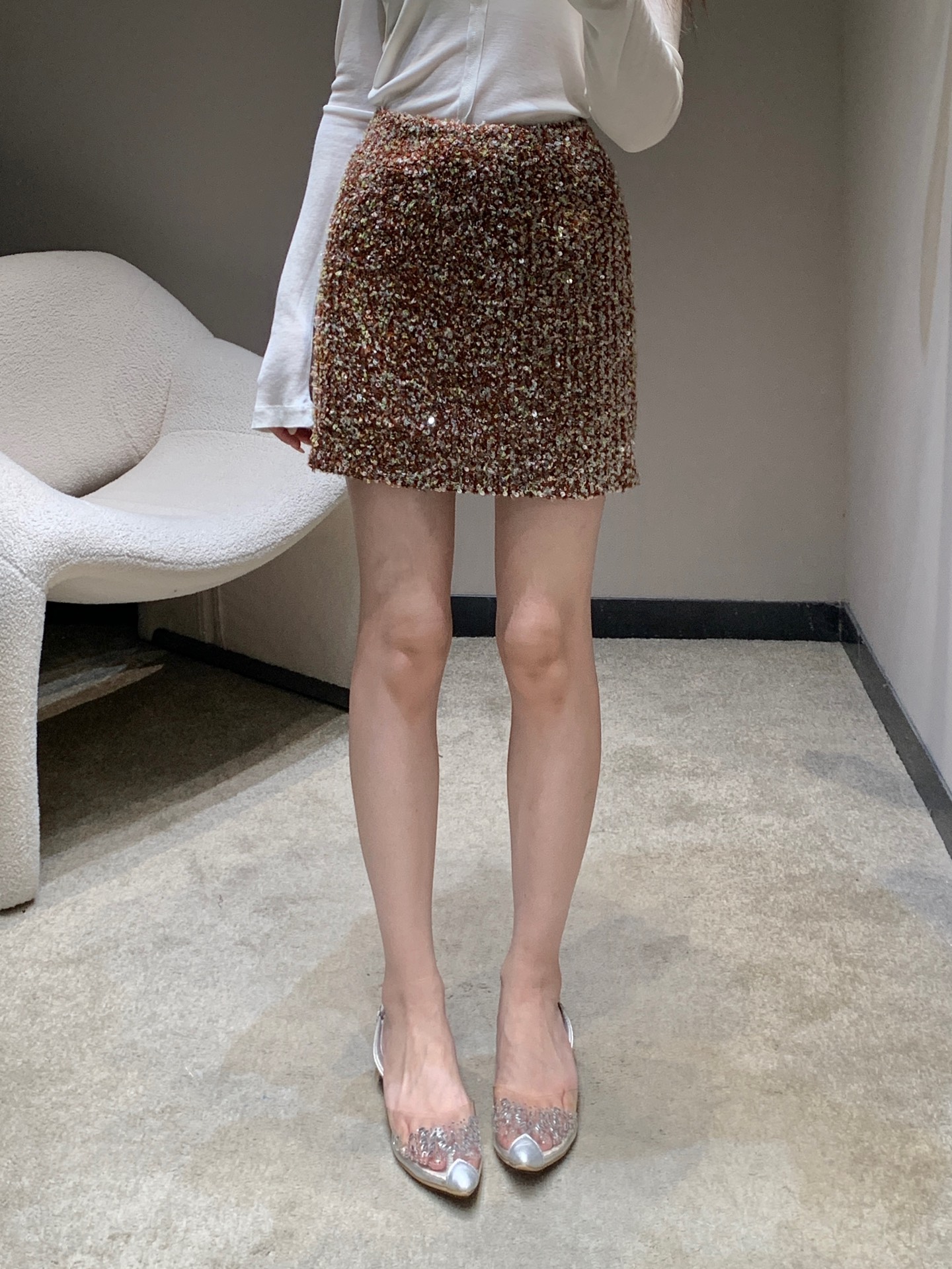 NO:493248,Celin*24Ss spring and summer new style, heavy industry embroidered sequin mesh bottom hip-pack skirt丨Exclusive high-end production!  The full sequins flash like stars, creating a gorgeous and high-end texture. The high-waisted slim fit outlines the beautiful hip line, and the hip-covered short skirt design makes the legs look longer, easily creating an elegant and eye-catching look. Whether it is a date, a party or a special occasion, wearing it can become the focus, adding a sense of exquisiteness and atmosphere to the overall outfit~S/M/L is available in stock, celine, skirts, alexander wang19860909Celin*24Ss春夏新款 重工刺绣串联亮片网纱底包臀半裙丨独家高版出品！满幅细碎亮片如星光般闪烁,营造出华丽又高级的质感.高腰修身版型,勾勒出优美臀线,包臀短裙设计更显腿长,轻松打造出优雅又吸睛的造型.无论是约会、派对还是参加特殊场合,穿上它都能成为焦点,为整体穿搭增添精致感与氛围感～现货发售S/M/L,,celine,skirts,alexander wang,Women's clothing