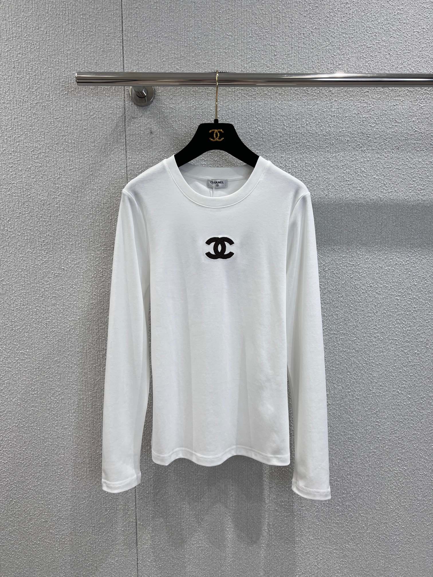 NO:493212,Support for replacement Chane* 25Fw early autumn new style, double C embroidered round neck long-sleeved T-shirt丨Exclusive high-end production!  Simple and basic styles are full of high-end style. The classic double C logo embellishes the chest, which is an excellent reflection of brand recognition. High-quality fabrics are comfortable to wear, and the style is slim and not tight, which can outline the body very well. You can wear them alone to show simplicity and elegance, and can also easily fit inside, adding a sense of exquisiteness to the overall shape. It is a practical item for creating a variety of styles. S/M/L real-life details pictures, chanel, tees, t-shirt, alexander wang19860909支持换款 Chane* 25Fw早秋新款 双C刺绣圆领长袖T恤丨独家高版出品！简约基础款却满是高级感.经典双C标志点缀胸前,是品牌辨识度的绝佳体现.优质面料,穿着舒适亲肤,版型修身又不紧绷,能很好勾勒身形.可单穿展现简约优雅,也能轻松内搭,为整体造型增添精致感,是打造多种风格穿搭的实用单品～现货发售S/M/L实拍细节图,,chanel,tees，t-shirt,alexander wang,Women's clothing