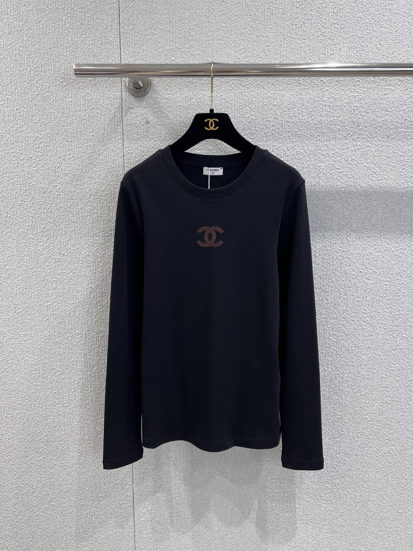 NO:493228,Support for replacement Chane* 25Fw early autumn new style, double C embroidered round neck long-sleeved T-shirt丨Exclusive high-end production!  Simple and basic styles are full of high-end style. The classic double C logo embellishes the chest, which is an excellent reflection of brand recognition. High-quality fabrics are comfortable to wear, and the style is slim and not tight, which can outline the body very well. You can wear them alone to show simplicity and elegance, and can also easily fit inside, adding a sense of exquisiteness to the overall shape. It is a practical item for creating a variety of styles. S/M/L real-life details pictures, chanel, tees, t-shirt, alexander wang19860909支持换款 Chane* 25Fw早秋新款 双C刺绣圆领长袖T恤丨独家高版出品！简约基础款却满是高级感.经典双C标志点缀胸前,是品牌辨识度的绝佳体现.优质面料,穿着舒适亲肤,版型修身又不紧绷,能很好勾勒身形.可单穿展现简约优雅,也能轻松内搭,为整体造型增添精致感,是打造多种风格穿搭的实用单品～现货发售S/M/L实拍细节图,,chanel,tees，t-shirt,alexander wang,Women's clothing
