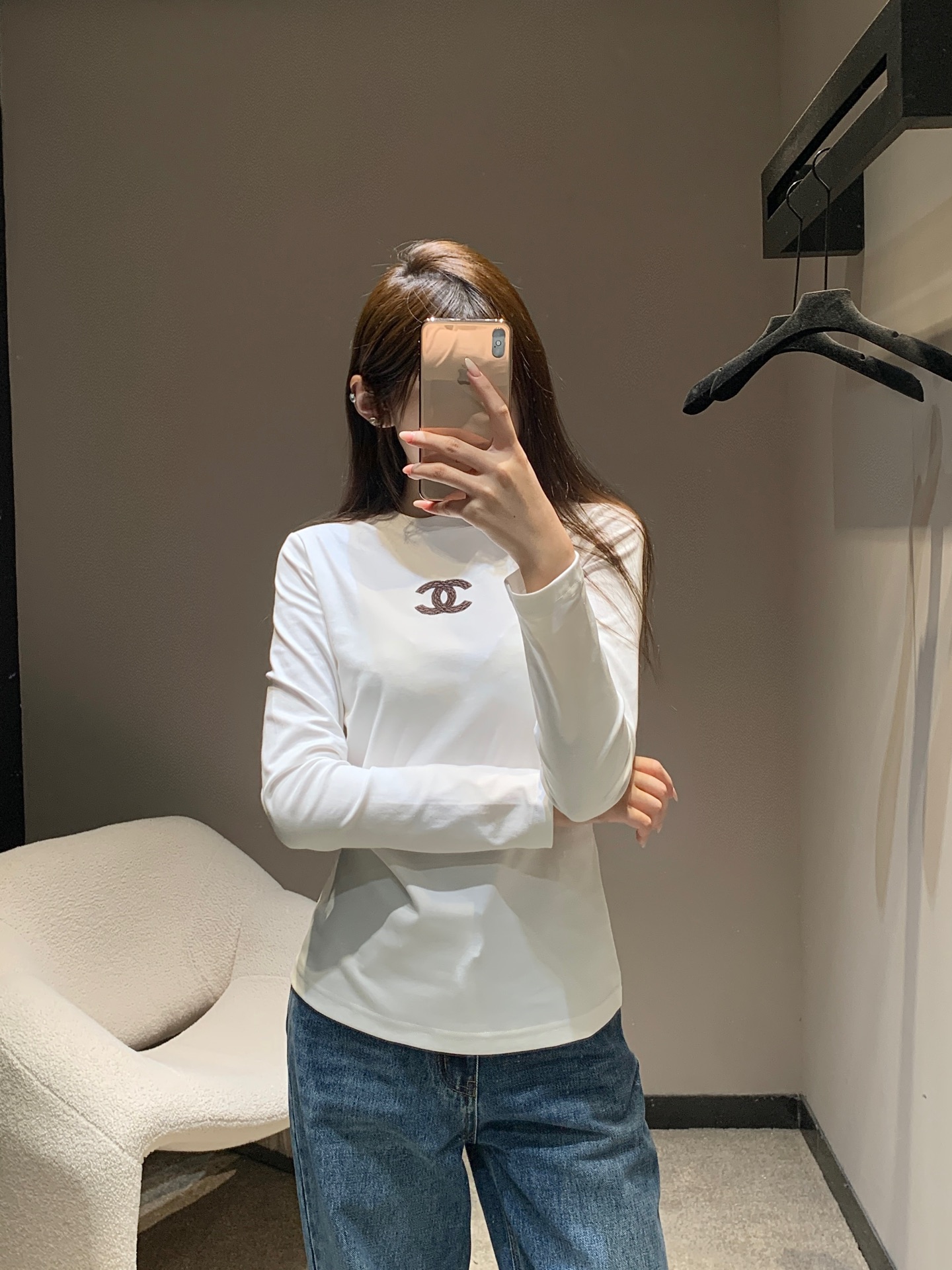 NO:493220,Chane* 25Fw early autumn new style, double C embroidered round neck long-sleeved T-shirt丨Exclusive high-end production!  Simple and basic styles are full of high-end style. The classic double C logo embellishes the chest, which is an excellent reflection of brand recognition. High-quality fabrics are comfortable to wear, and the style is slim and not tight, which can outline the body very well. You can wear them alone to show simplicity and elegance, and can also easily fit inside, adding a sense of exquisiteness to the overall shape. It is a practical item for creating a variety of styles of outfits~S/M/L, chanel,tees, t-shirt, alexander wang19860909Chane* 25Fw早秋新款 双C刺绣圆领长袖T恤丨独家高版出品！简约基础款却满是高级感.经典双C标志点缀胸前,是品牌辨识度的绝佳体现.优质面料,穿着舒适亲肤,版型修身又不紧绷,能很好勾勒身形.可单穿展现简约优雅,也能轻松内搭,为整体造型增添精致感,是打造多种风格穿搭的实用单品～现货发售S/M/L,,chanel,tees，t-shirt,alexander wang,Women's clothing