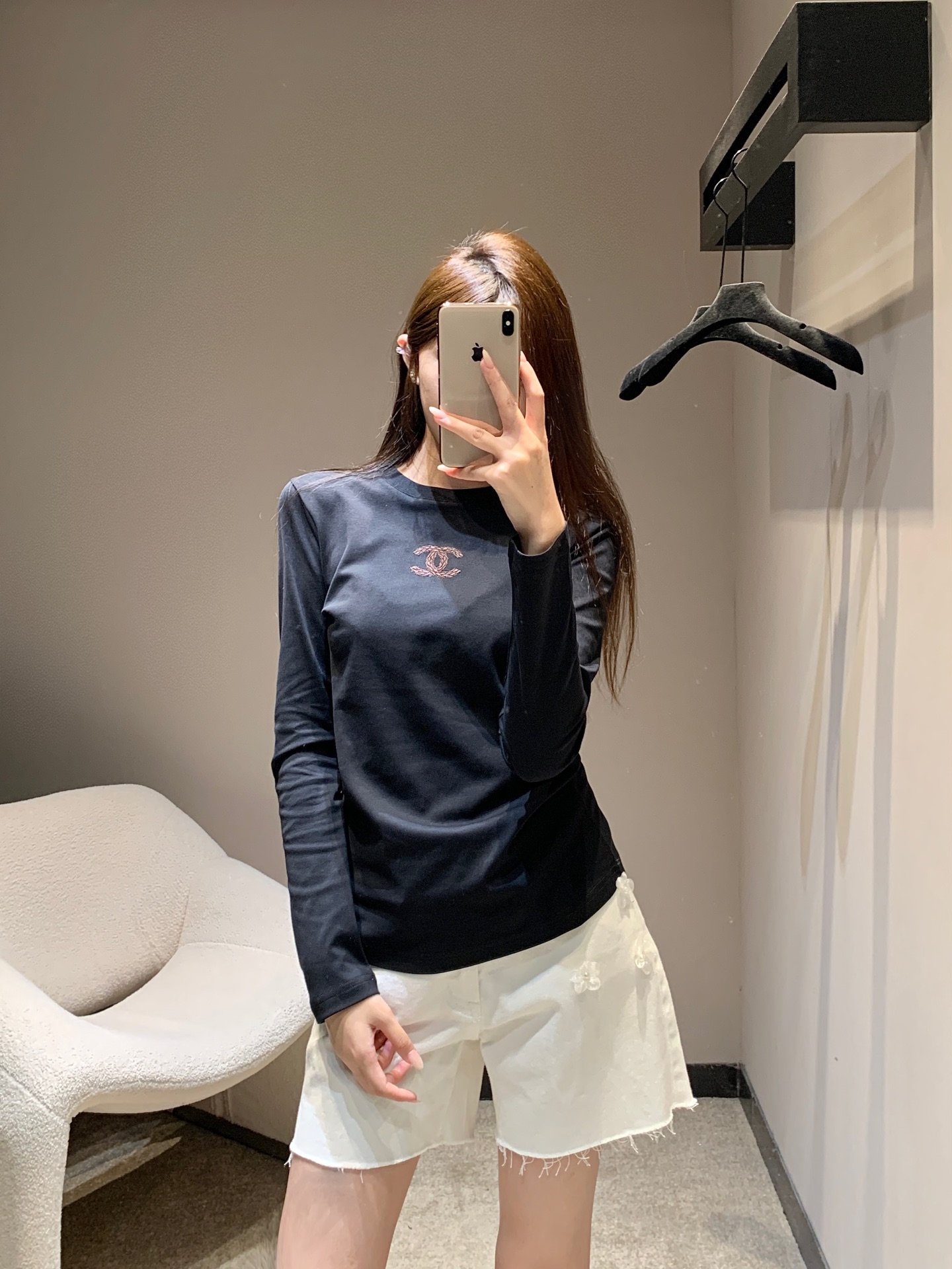 NO:493236,Chane* 25Fw early autumn new style, double C embroidered round neck long-sleeved T-shirt丨Exclusive high-end production!  Simple and basic styles are full of high-end style. The classic double C logo embellishes the chest, which is an excellent reflection of brand recognition. High-quality fabrics are comfortable to wear, and the style is slim and not tight, which can outline the body very well. You can wear them alone to show simplicity and elegance, and can also easily fit inside, adding a sense of exquisiteness to the overall shape. It is a practical item for creating a variety of styles of outfits~S/M/L, chanel,tees, t-shirt, alexander wang19860909Chane* 25Fw早秋新款 双C刺绣圆领长袖T恤丨独家高版出品！简约基础款却满是高级感.经典双C标志点缀胸前,是品牌辨识度的绝佳体现.优质面料,穿着舒适亲肤,版型修身又不紧绷,能很好勾勒身形.可单穿展现简约优雅,也能轻松内搭,为整体造型增添精致感,是打造多种风格穿搭的实用单品～现货发售S/M/L,,chanel,tees，t-shirt,alexander wang,Women's clothing
