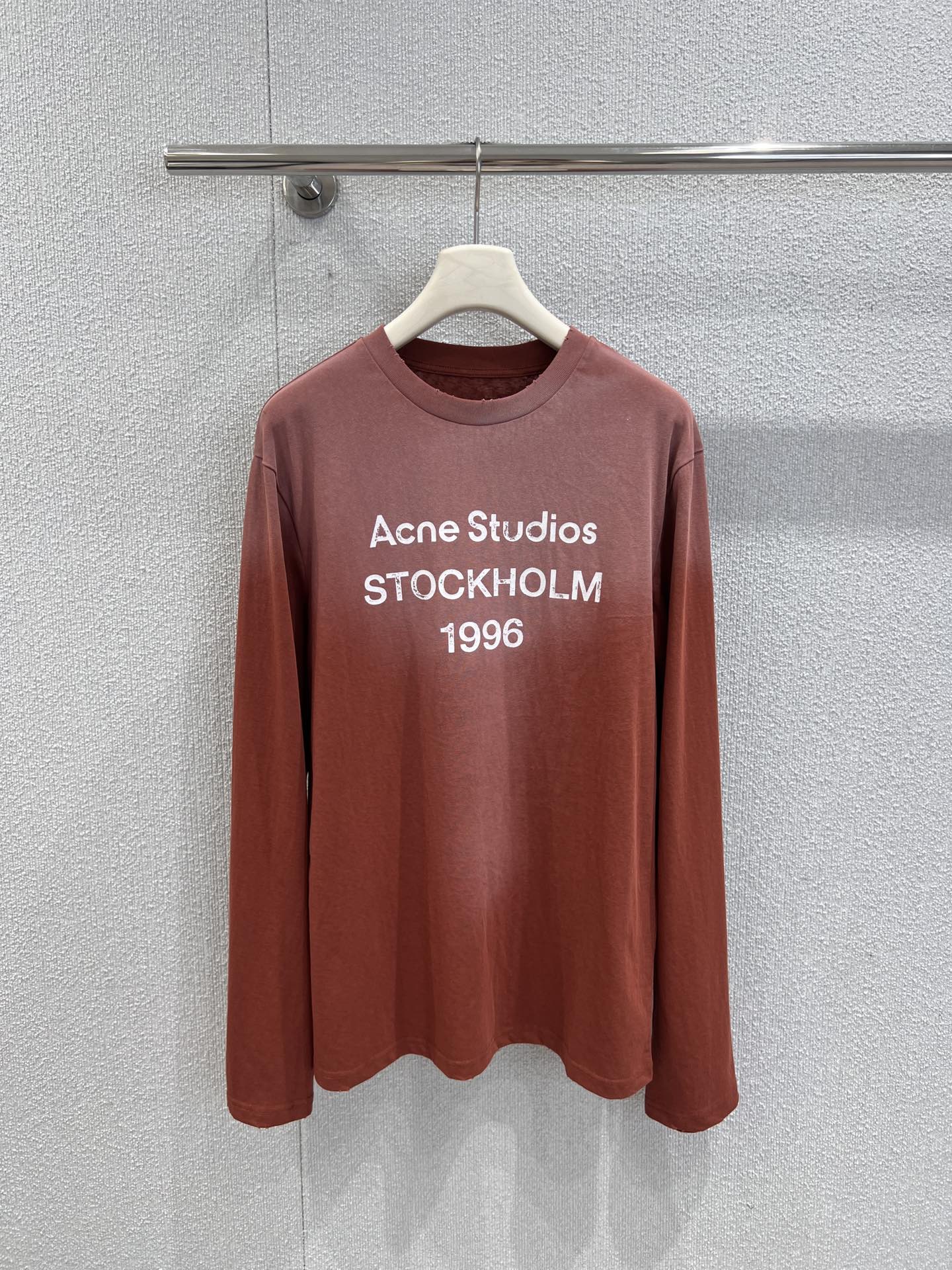 NO:494707,Support replacement of Acne studi*s 25Fw early autumn new model caramel red brown wash gradient color 1996 letter long-sleeved T-shirt丨Exclusive high-end product!  Wearing Maillard as a standard daily feature is the treasure item that should be available in the early autumn transition season!  It looks like a basic T-shirt, with a heart-warming ingenuity in the design - a gradient high-end caramel red brown wash and dyed, like a cup of layered ice American style, sliding from the warm late summer to the warm early autumn, perfectly connecting the two seasons atmosphere, comes with 'high-end casual' filter, S/M/L real-life details pictures on sale, acne studios, tees, t-shirt, alexander wang19860909支持换款Acne studi*s 25Fw早秋新款 焦糖红棕水洗渐变色1996字母长袖T恤丨独家高版出品！把美拉德穿成日常标配这才是早秋过渡季该有的宝藏单品！看似是件基础T恤,设计里藏满让人心动的巧思——渐变高级感焦糖红棕水洗晕染,像一杯分层的冰美式,从热烈夏末滑向温润早秋,完美衔接两季氛围,自带“高级休闲”滤镜,现货发售S/M/L实拍细节图,,acne studios,tees，t-shirt,alexander wang,Women's clothing