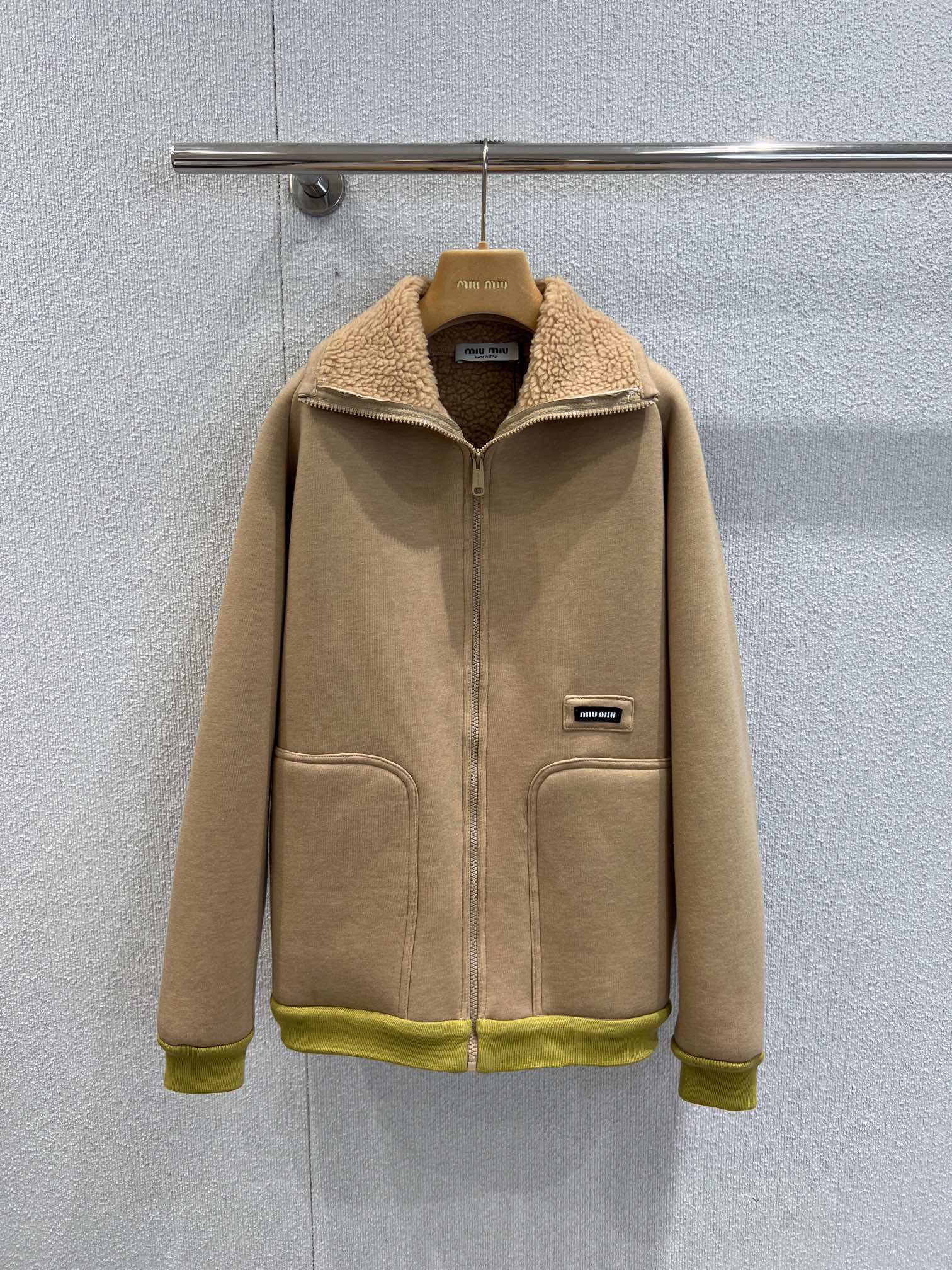 NO:494715,Support replacement Miumi* 25Fw early autumn new style soft silhouette lamb fur coat | Exclusive yb development!  High-end production!  Presented in soft light tones, and the delicate texture brings a warm touch. The neat zipper design and lapels are simple and yet exquisite. The brand logo on the chest shows identity in a low-key way. The loose style is friendly to the body and can easily create a casual and fashionable look. Whether it is matched with skirts or trousers, it can inject unique fashion into the overall outfit. It is an excellent item that combines warmth and appearance in autumn and winter. S/M/L real-life details pictures, miumiu, skirts, jackets & coats, alexander wang19860909支持换款 Miumi* 25Fw早秋新款 软乎乎廓形羊羔毛外套丨独家yb开发！高版出品！以柔和的浅色调呈现,质感细腻的面料带来温暖触感.利落的拉链设计搭配翻领,简约又不失精致感,胸前的品牌标识低调彰显身份.宽松的版型对身形友好,能轻松打造出随性又时髦的造型,无论是搭配裙装还是裤装,都能为整体穿搭注入独特的时尚魅力,是秋冬季节兼具保暖与颜值的绝佳单品.现货发售S/M/L实拍细节图,,miumiu,skirts,jackets & coats,alexander wang,Women's clothing