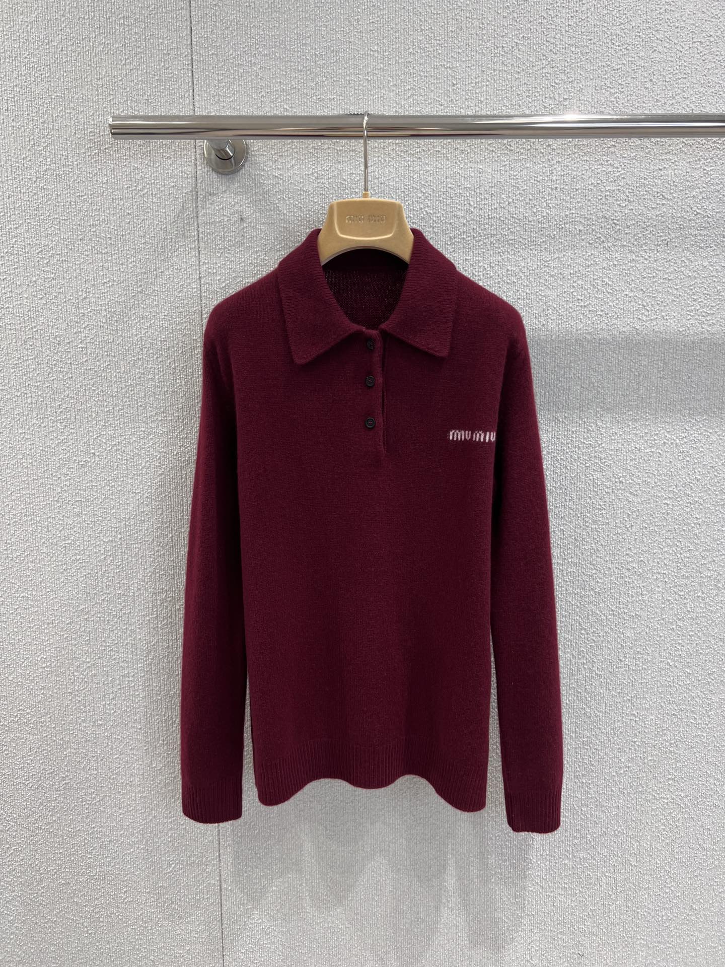 NO:494749,Support replacement Miumi* 25FW autumn and winter new style burgundy long-sleeved cashmere Polo knitted sweater | Exclusive yb development!  High-end production!  Cleverly blend retro and sweetness. Soft and glutinous cashmere comes with a light and fluffy texture. The classic Polo collar is paired with single-row buttons, which is simple and exquisite. The iconic logo embroidery on the chest points out the brand identity, and the design of the ragdoll sleeves is more casual. The delicate weaving of retro underwear is looming, and the burgundy tone is rich and white. It can not only create a college style, but also layer it to interpret the elegant layering. It is an eye-catching item in the autumn wardrobe that combines comfort and high-end feel. S/M/L real-life details pictures are available in stock, miumiu, sweaters, alexander wang19860909支持换款 Miumi* 25FW秋冬新款 酒红色长袖羊绒Polo针织毛衣丨独家yb开发！高版出品！将复古与甜酷巧妙融合.柔糯羊绒自带轻盈蓬松质感,经典 Polo 领搭配单排纽扣,简约中透着精致；胸前标志性 Logo 刺绣点明品牌身份,半插肩袖设计更添随性.复古内衣灵感的细腻织法若隐若现,酒红色调浓郁又显白,既能单穿打造学院风造型,也可叠穿诠释优雅层次感,是秋日衣橱里兼具舒适与高级感的吸睛单品.现货发售S/M/L实拍细节图,,miumiu,sweaters,alexander wang,Women's clothing