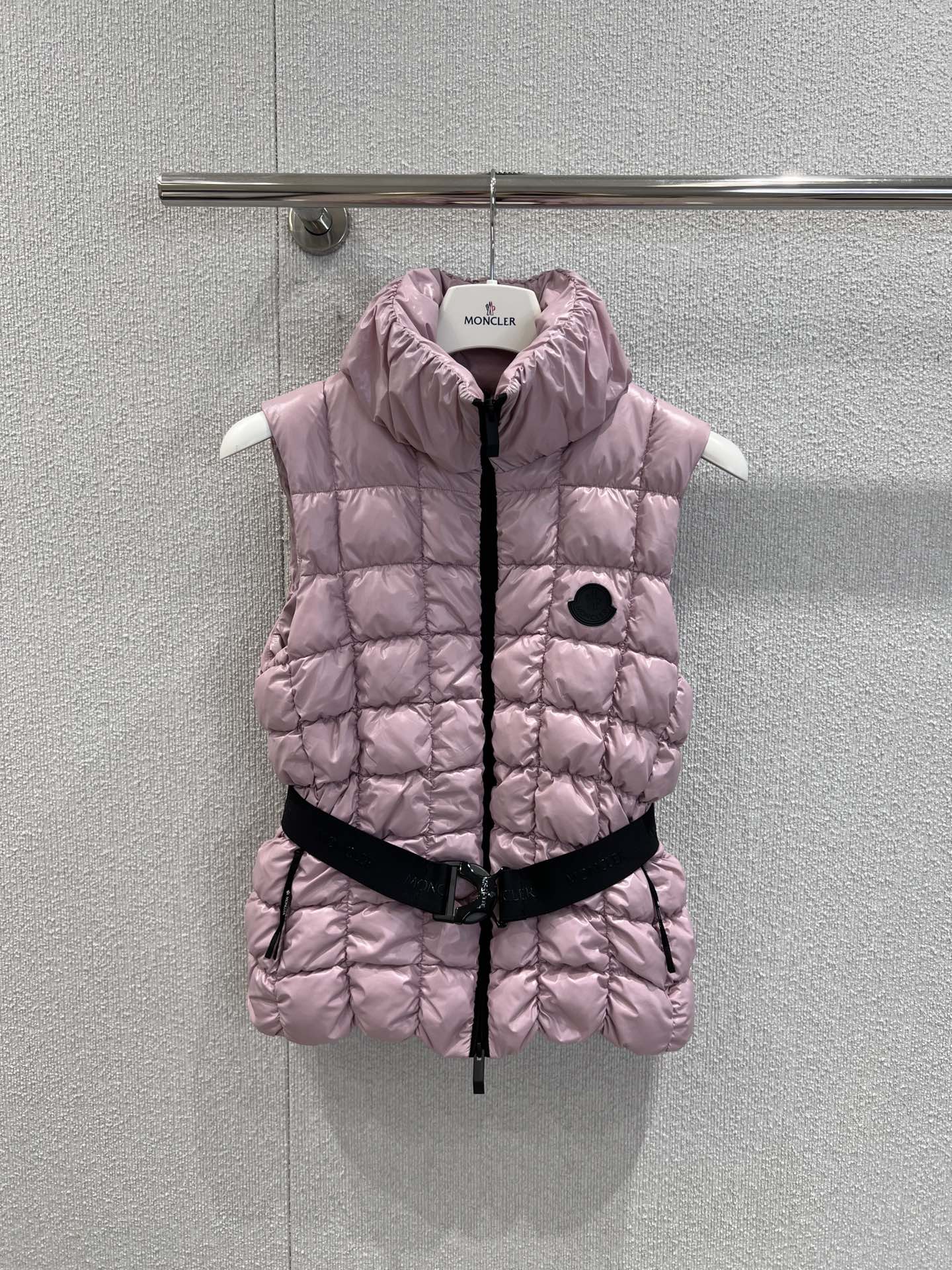 NO:494726,With dust bag Moncle* 25Fw autumn and winter new model Emilion women's waist-closed square quilted down vest | Exclusive yb development!  High-end production!  The shiny nylon patent leather fabric is covered with delicate pearlescent under the light, as if it is covered with liquid crystal. The three-dimensional square quilting is like the geometric lines cut by architecturally, filled with fluffy and full goose down, which combines warmth and neat contours. The high-neck design adds a gentle aura, the black belt and large buckles are waist-slimming, and the iconic black round logo on the left is low-key to highlight the brand identity. Whether it is a dress or a layered sweatshirt, it can inject a sweet and cool sense of high-end into the shape, and is an eye-catching item for bright outfits in autumn and winter. S/M/L real-life details pictures are available on sale, hoodie, sweatshirts, skirts, down jacket, alexander wang19860909配防尘袋 Moncle* 25Fw秋冬新款 Emilion女士收腰方形绗缝羽绒马甲丨独家yb开发！高版出品！亮面尼龙漆皮面料在光线照射下泛着细腻珠光,仿佛覆盖液态水晶般精致.立体方形绗缝如建筑切割的几何线条,内填蓬松饱满的鹅绒,兼具保暖性与利落轮廓.高领设计增添温柔气场,黑色腰带与大扣环收腰显瘦,左侧标志性黑色圆形徽标低调彰显品牌身份.无论是内搭连衣裙还是叠穿卫衣,都能为造型注入甜酷兼具的高级感,是秋冬季节点亮穿搭的吸睛单品.现货发售S/M/L实拍细节图,,hoodie,sweatshirts,skirts,down jacket,alexander wang,Women's clothing