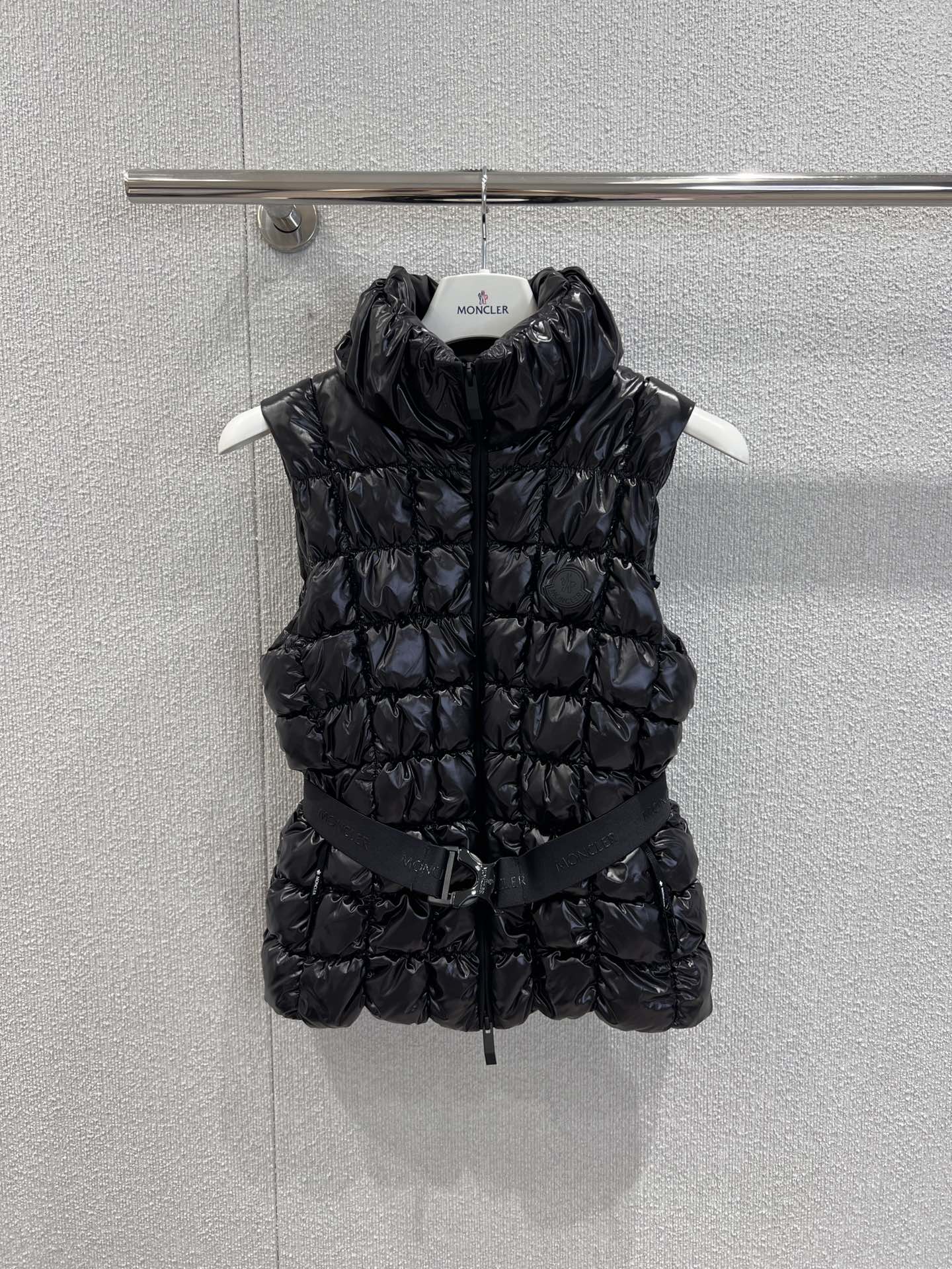 NO:494736,With dust bag Moncle* 25Fw autumn and winter new model Emilion women's waist-closed square quilted down vest | Exclusive yb development!  High-end production!  The shiny nylon patent leather fabric is covered with delicate pearlescent under the light, as if it is covered with liquid crystal. The three-dimensional square quilting is like the geometric lines cut by architecturally, filled with fluffy and full goose down, which combines warmth and neat contours. The high-neck design adds a gentle aura, the black belt and large buckles are waist-slimming, and the iconic black round logo on the left is low-key to highlight the brand identity. Whether it is a dress or a layered sweatshirt, it can inject a sweet and cool sense of high-end into the shape, and is an eye-catching item for bright outfits in autumn and winter. S/M/L real-life details pictures are available on sale, hoodie, sweatshirts, skirts, down jacket, alexander wang19860909配防尘袋 Moncle* 25Fw秋冬新款 Emilion女士收腰方形绗缝羽绒马甲丨独家yb开发！高版出品！亮面尼龙漆皮面料在光线照射下泛着细腻珠光,仿佛覆盖液态水晶般精致.立体方形绗缝如建筑切割的几何线条,内填蓬松饱满的鹅绒,兼具保暖性与利落轮廓.高领设计增添温柔气场,黑色腰带与大扣环收腰显瘦,左侧标志性黑色圆形徽标低调彰显品牌身份.无论是内搭连衣裙还是叠穿卫衣,都能为造型注入甜酷兼具的高级感,是秋冬季节点亮穿搭的吸睛单品.现货发售S/M/L实拍细节图,,hoodie,sweatshirts,skirts,down jacket,alexander wang,Women's clothing