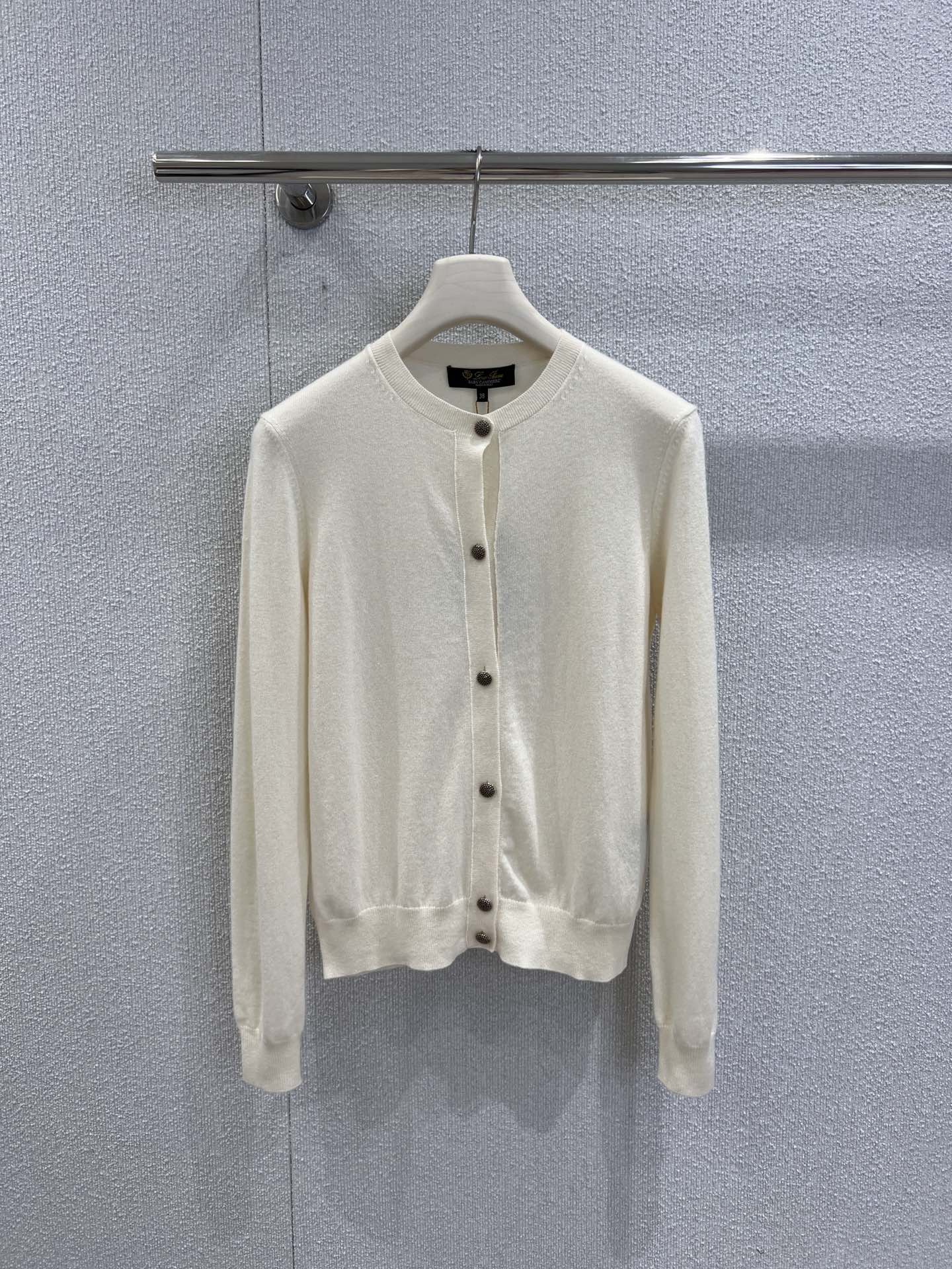 NO:494778,With dust bag loro piano 25Fw autumn and winter new style minimalist cashmere cardigan | exclusive yb development!  High-end production!  Simple and high-end texture. The knitted fabric is soft and skin-friendly, bringing a comfortable wearing experience. The classic round neck design and exquisite buttons not only retain the neat feeling of the cardigan, but also adds a bit of elegant temperament. The slim fit style can well outline the body shape. Whether worn alone or as an inner wear, it is very suitable. It can easily create a gentle and fashionable look, and is an indispensable versatile item in the wardrobe. S/M/L real-life details pictures, loro piano, alexander wang19860909配防尘袋 loro piana 25Fw秋冬新款 极简风羊绒开衫丨独家yb开发！高版出品！简约又显高级质感.针织面料柔软亲肤,带来舒适的穿着体验.经典的圆领设计,搭配精致的纽扣,既保留了开衫的利落感,又增添了几分优雅气质.修身的版型,能很好地勾勒身形,无论是单穿还是作为内搭,都十分合适,轻松打造出温柔又时尚的造型,是衣橱里不可或缺的百搭单品.现货发售S/M/L实拍细节图,,loro piana,alexander wang,Women's clothing