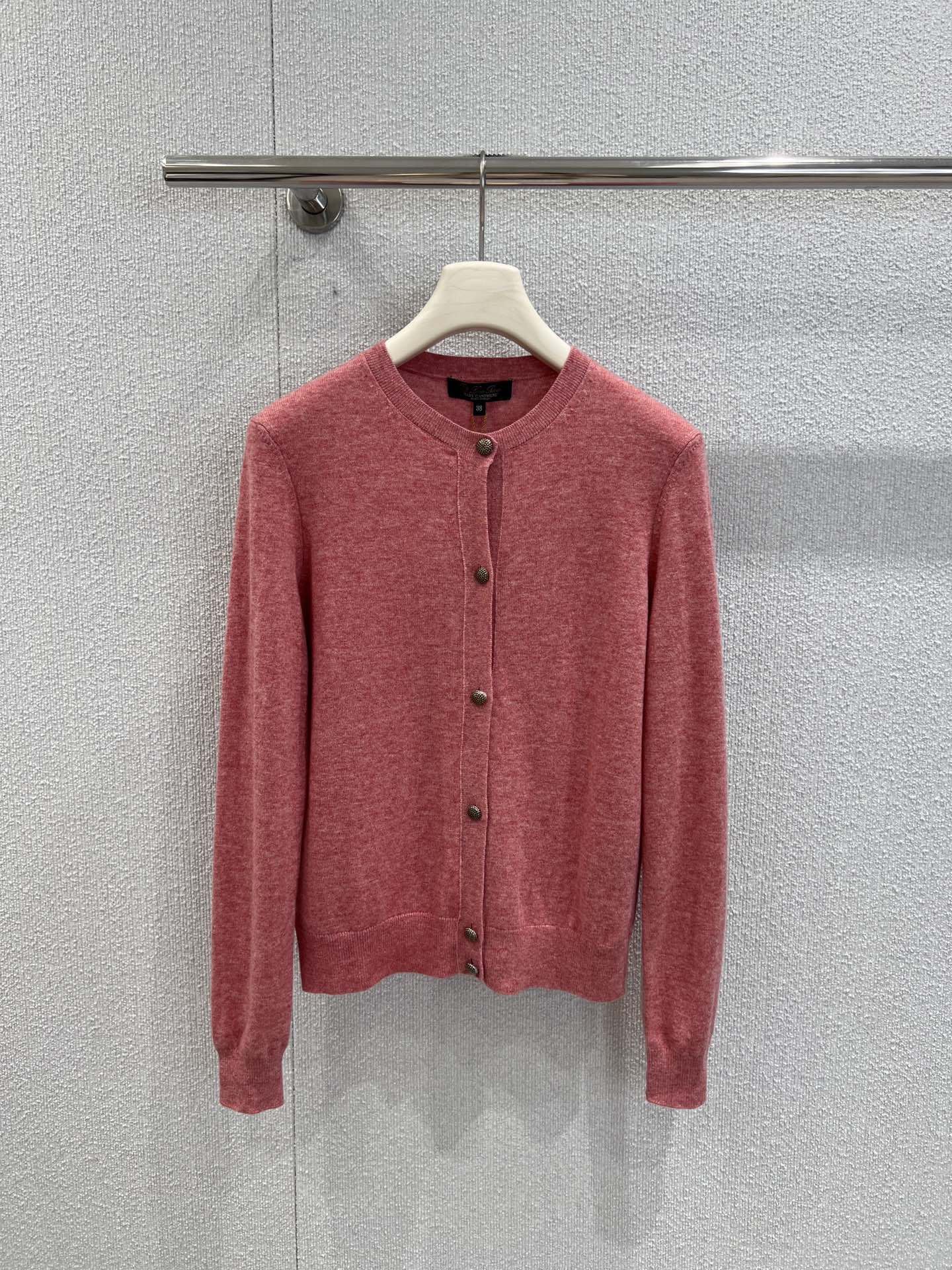 NO:494784,With dust bag loro piano 25Fw autumn and winter new style minimalist cashmere cardigan | exclusive yb development!  High-end production!  Simple and high-end texture. The knitted fabric is soft and skin-friendly, bringing a comfortable wearing experience. The classic round neck design and exquisite buttons not only retain the neat feeling of the cardigan, but also adds a bit of elegant temperament. The slim fit style can well outline the body shape. Whether worn alone or as an inner wear, it is very suitable. It can easily create a gentle and fashionable look, and is an indispensable versatile item in the wardrobe. S/M/L real-life details pictures, loro piano, alexander wang19860909配防尘袋 loro piana 25Fw秋冬新款 极简风羊绒开衫丨独家yb开发！高版出品！简约又显高级质感.针织面料柔软亲肤,带来舒适的穿着体验.经典的圆领设计,搭配精致的纽扣,既保留了开衫的利落感,又增添了几分优雅气质.修身的版型,能很好地勾勒身形,无论是单穿还是作为内搭,都十分合适,轻松打造出温柔又时尚的造型,是衣橱里不可或缺的百搭单品.现货发售S/M/L实拍细节图,,loro piana,alexander wang,Women's clothing